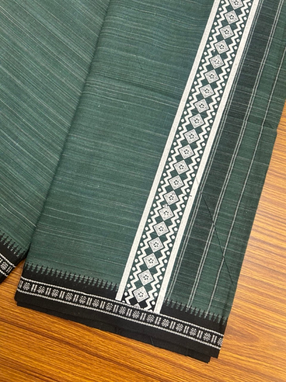 6% Discount!!! Kaitharikada Pure Cotton - Single Kaily / Lungi -  3 inch Printed kara with White & Green colour body Kuppadam Border (2 meter / 4 muzham) - 9KK8019AS