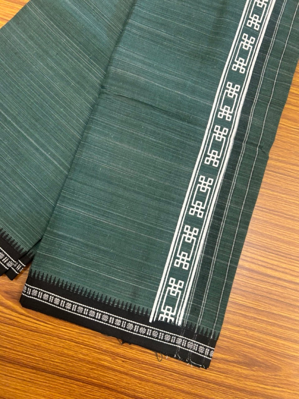 6% Discount!!! Kaitharikada Pure Cotton - Single Kaily / Lungi -  2 inch Printed kara with White & Green colour body Kuppadam Border (2 meter / 4 muzham) - 10KK8019AS