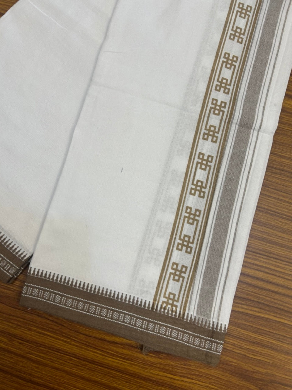 18% Discount!!! Kaitharikada Pure Cotton - Single Kaily / Lungi -2.75 inch  Brown Striped Kuppadam kara with White colour body (2 meter / 4 muzham) - 31KK8019AS