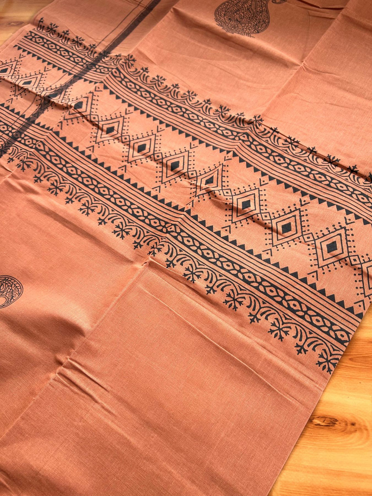 Single Kaily / Lungi - Pure Cotton - (40s) -  Black kara Black Printed design with Kavi colour body (2 meter / 4 muzham) - 6 KK8071 GAN