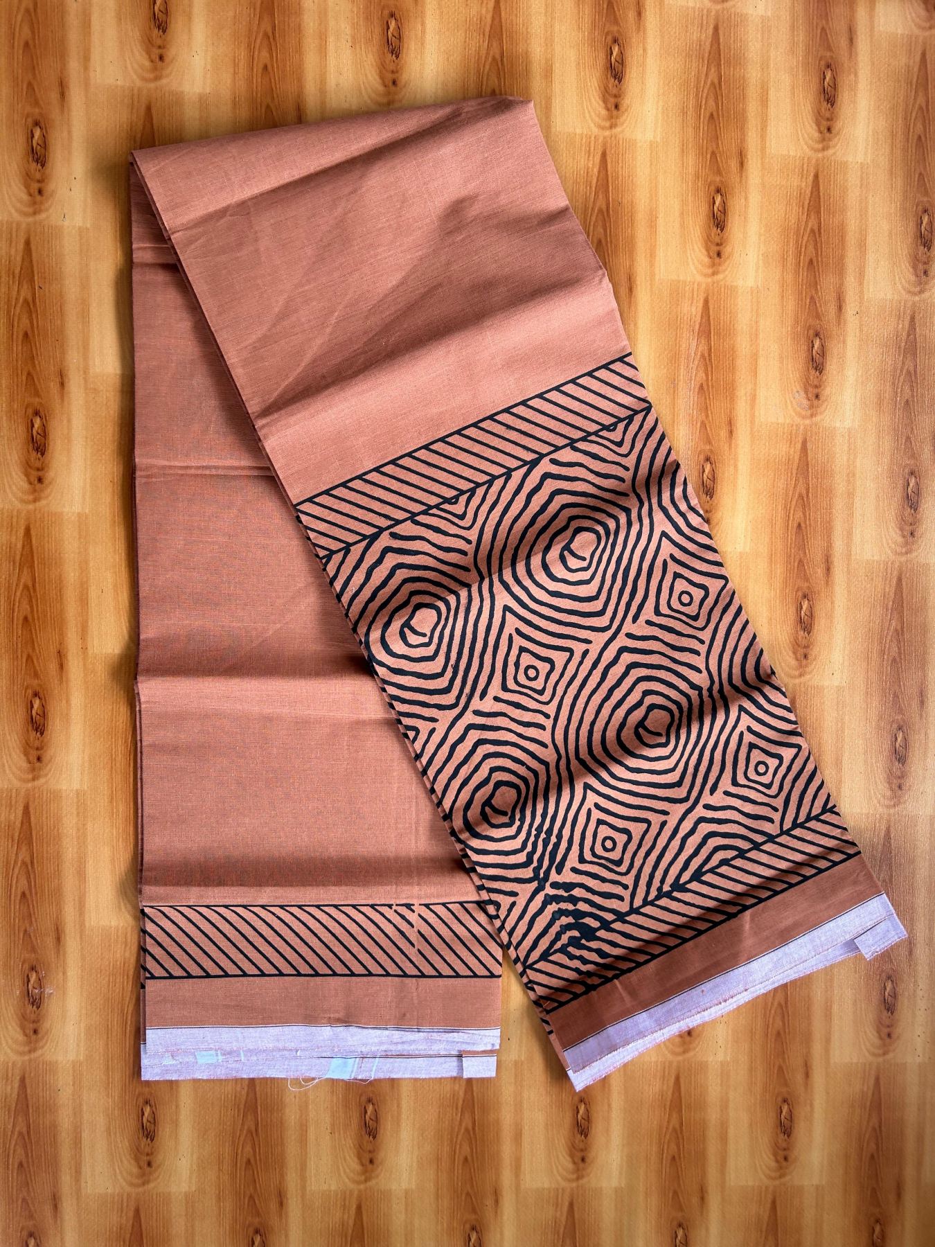 Single Kaily / Lungi - Pure Cotton - (40s) -  White kara Black Printed design with Kavi colour body (2 meter / 4 muzham) - 8 KK8071 GAN