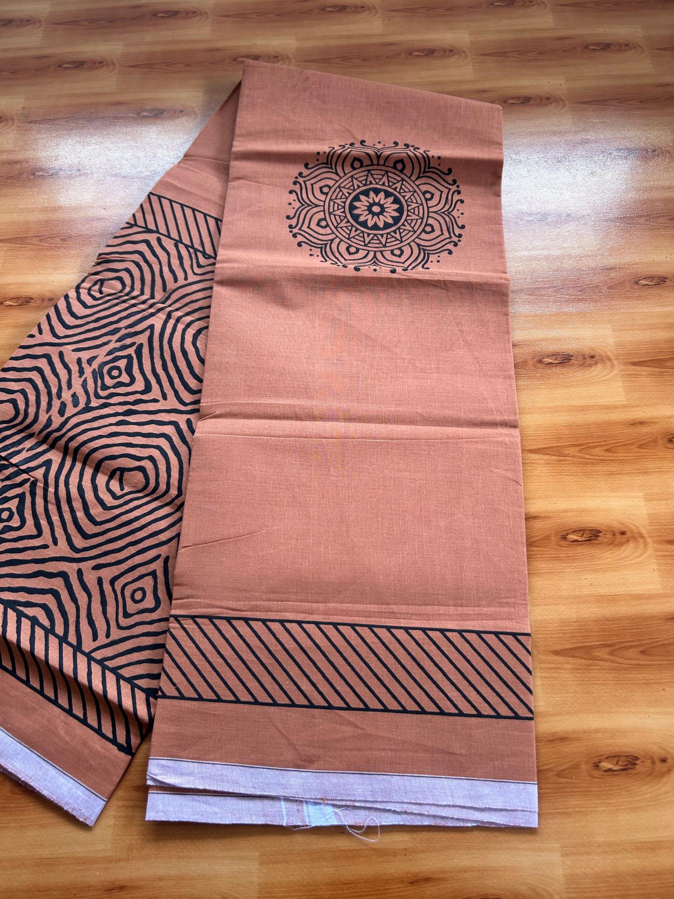 Single Kaily / Lungi - Pure Cotton - (40s) -  White kara Black Printed design with Kavi colour body (2 meter / 4 muzham) - 8 KK8071 GAN