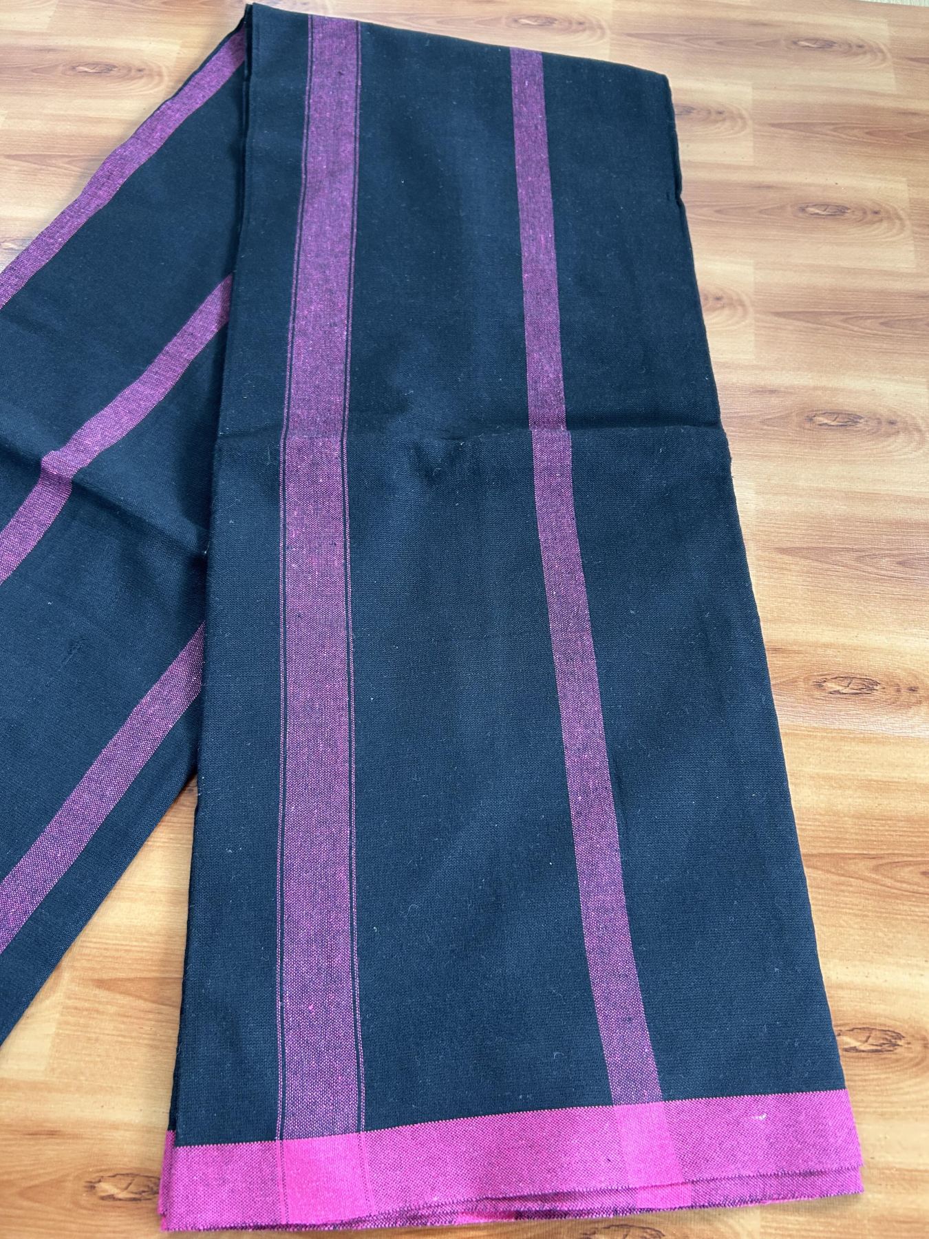Kaitharikada - Single Kaily / Lungi - Mixed Cotton - 40s twisted - 1 inch  Dark Pink kara with Black & Dark Pink Striped colour body (2 meter / 4 muzham) - 10 KK8055 SAT
