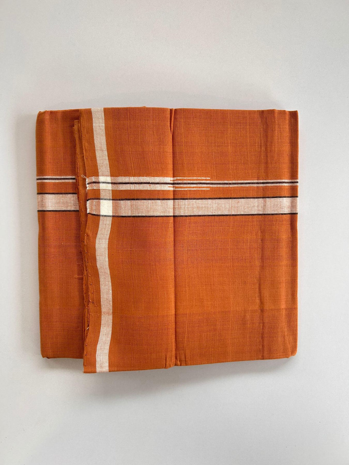 Kerala Handloom Single Kaily/Lungi - KaithariKada 100% Pure Cotton - 40s - 1.5 cm Puliyilakkara White & Black Shaded Chutty  Kara With Kavi Colour Body - (2 meter / 4 muzham) - 33 KK8081 ELA