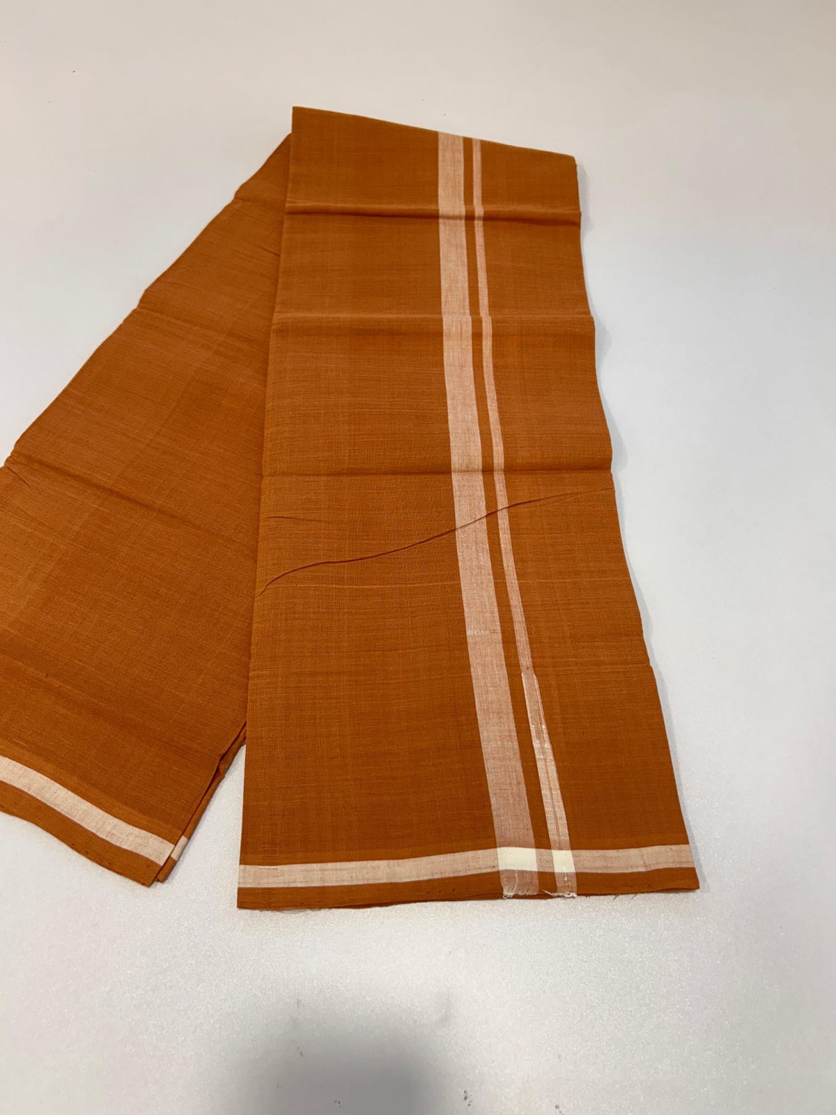 Kerala Handloom Single Kaily/Lungi - KaithariKada 100% Pure Cotton - 40s - 2 cm Puliyilakkara White Shaded Chutty Kara With Kavi Colour Body - (2 meter / 4 muzham) - 30 KK8081 ELA