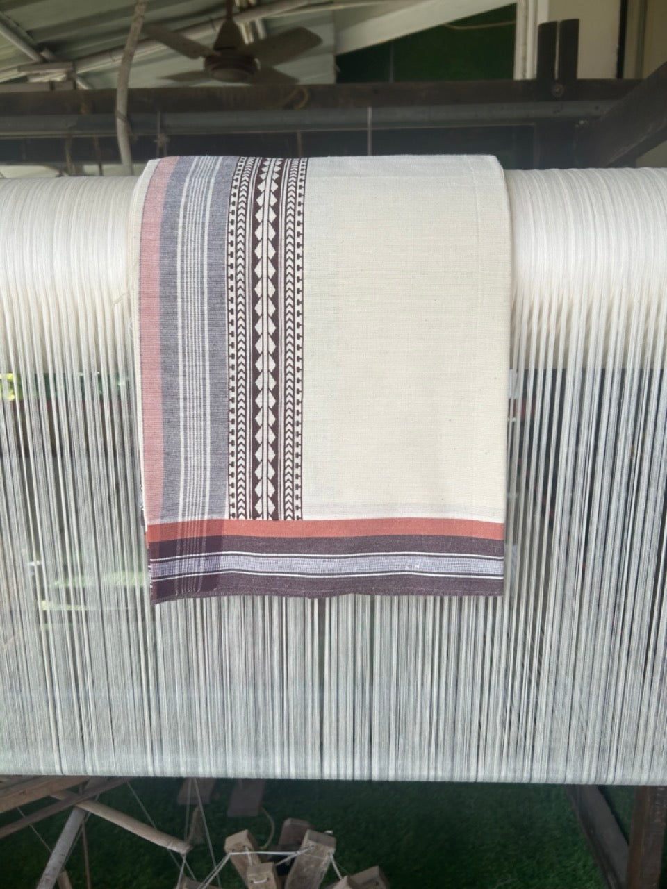 12% Discount !! Kaitharikada Pure Cotton Single Off White - (Unbleached) Kaily / Lungi - 4.25 inch  Brown & Brownish Orange Striped Printed kara Kuppadam Border with Off White colour body (2 meter / 4 muzham)- 12KK8010AS
