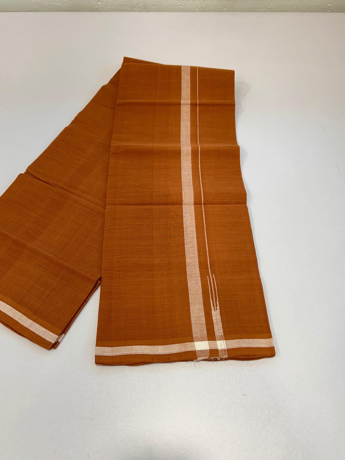 Kerala Handloom Single Kaily/Lungi - KaithariKada 100% Pure Cotton - 40s - 1.5 cm Puliyilakkara White Shaded Chutty Kara With Kavi Colour Body - (2 meter / 4 muzham) - 37 KK8081 ELA