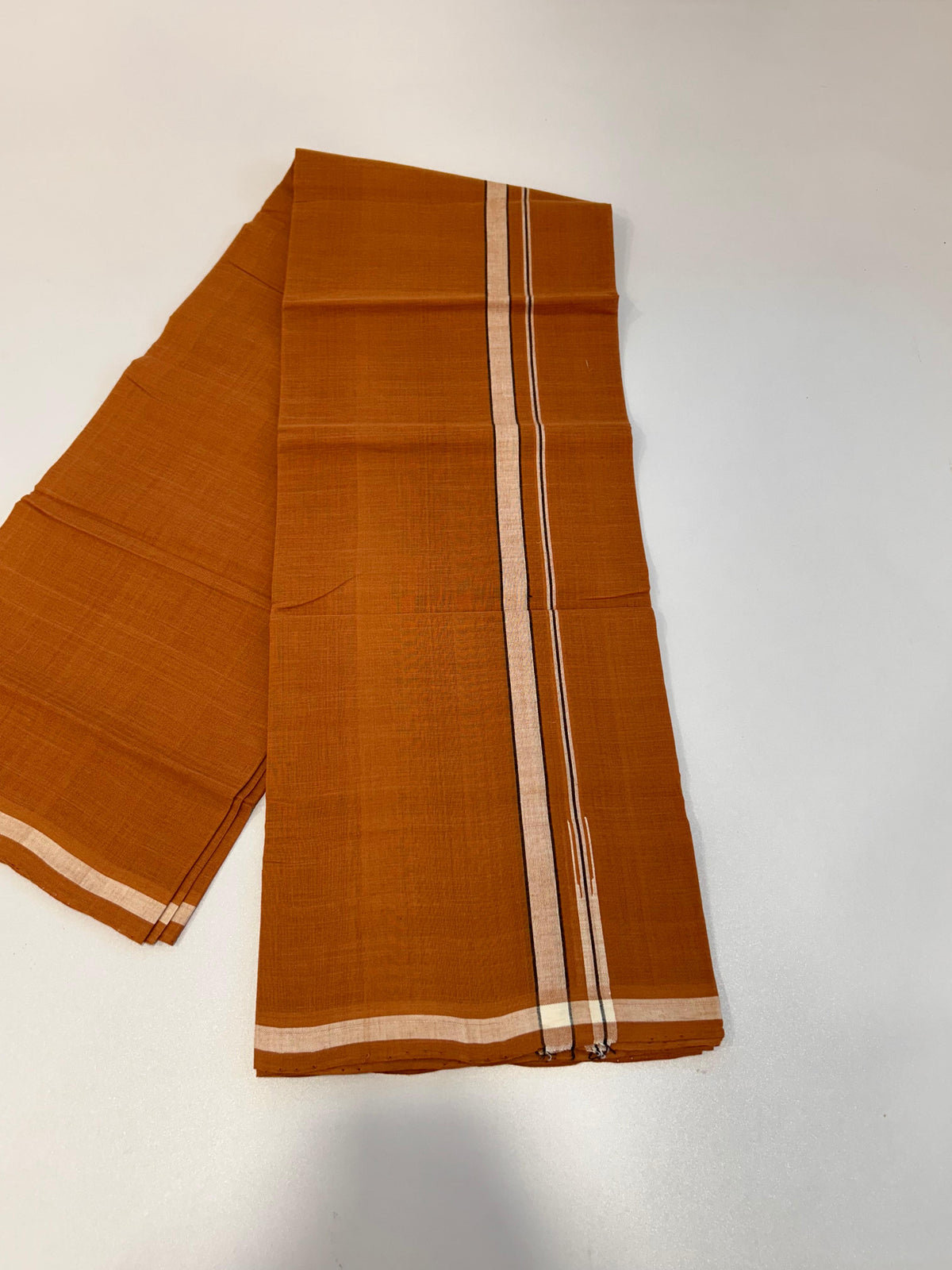 Kerala Handloom Single Kaily/Lungi - KaithariKada 100% Pure Cotton - 40s - 1.5 cm Puliyilakkara White & Black Shaded Chutty  Kara With Kavi Colour Body - (2 meter / 4 muzham) - 33 KK8081 ELA