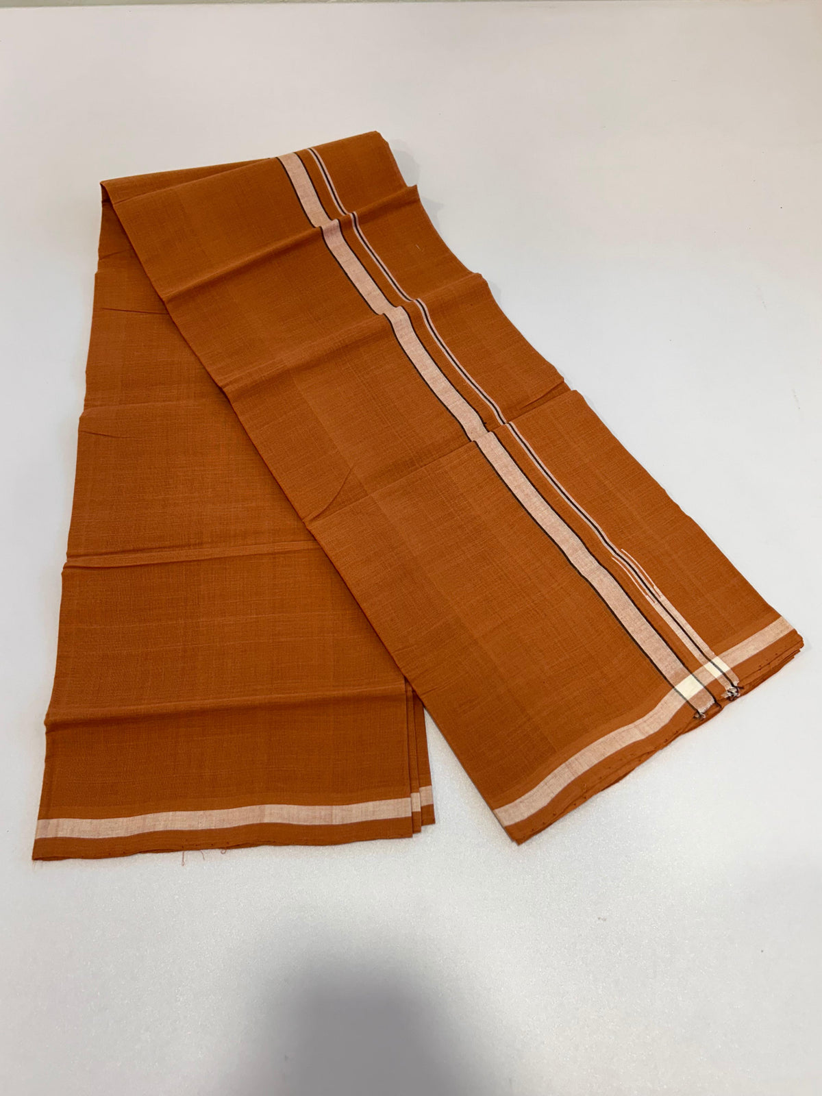 Kerala Handloom Single Kaily/Lungi - KaithariKada 100% Pure Cotton - 40s - 1.5 cm Puliyilakkara White & Black Shaded Chutty  Kara With Kavi Colour Body - (2 meter / 4 muzham) - 33 KK8081 ELA