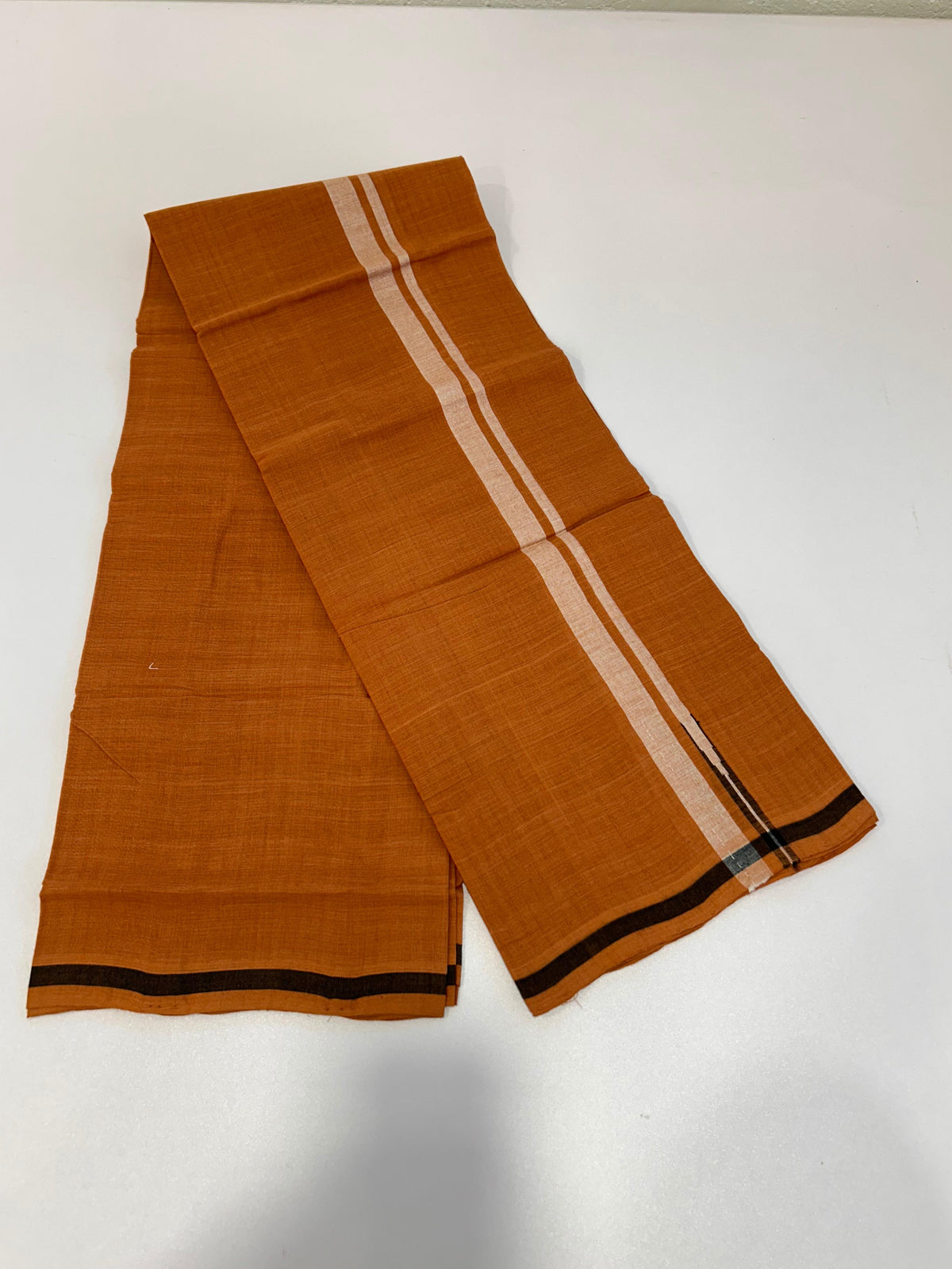 Kerala Handloom Single Kaily/Lungi - KaithariKada 100% Pure Cotton - 40s - 1.5 cm Puliyilakkara White & Black Shaded Chutty  Kara With Kavi Colour Body - (2 meter / 4 muzham) - 35 KK8081 ELA