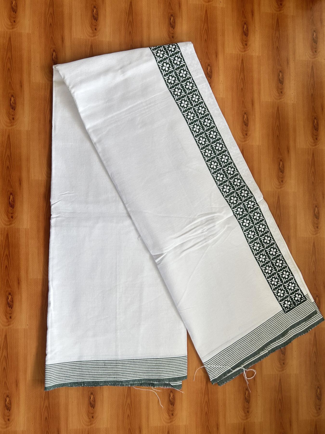 Kaitharikada - Single Kaily / Lungi - Mixed Cotton - 40s twisted - 2 inch Green Printed Design kara with White colour body (2 meter / 4 muzham) - 33 KK8055 SAT
