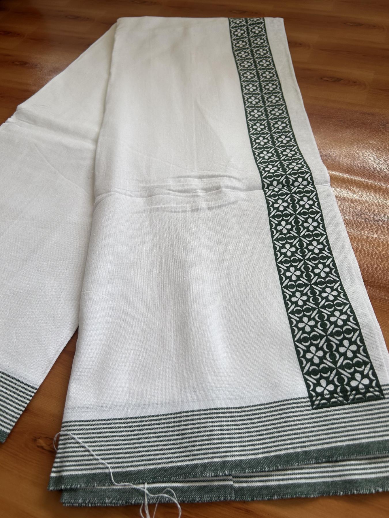 Kaitharikada - Single Kaily / Lungi - Mixed Cotton - 40s twisted - 2 inch Green Printed Design kara with White colour body (2 meter / 4 muzham) - 33 KK8055 SAT
