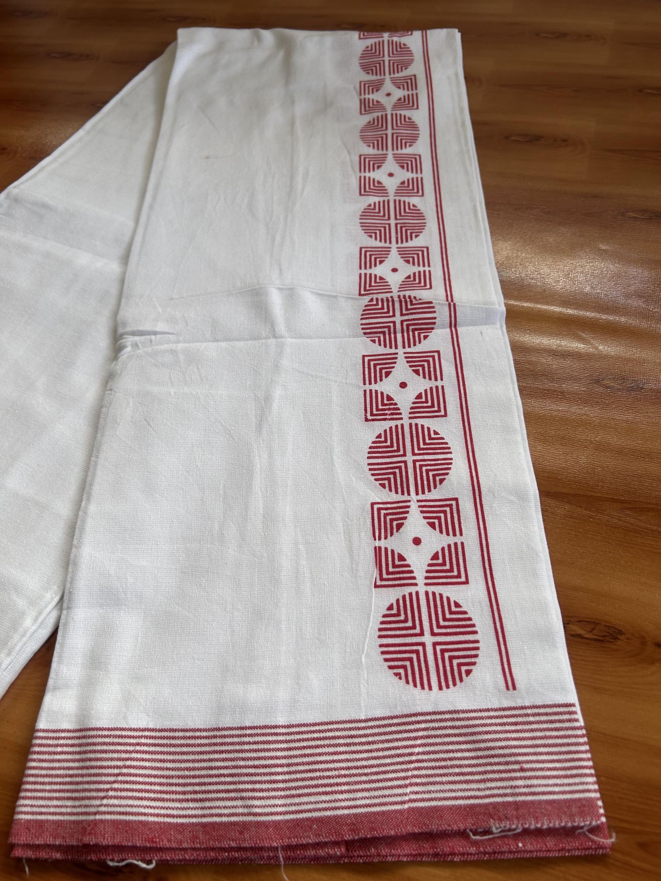 Kaitharikada - Single Kaily / Lungi - Mixed Cotton - 40s twisted - 2.25 inch Red Printed Design kara with White colour body (2 meter / 4 muzham) - 26 KK8055 SAT