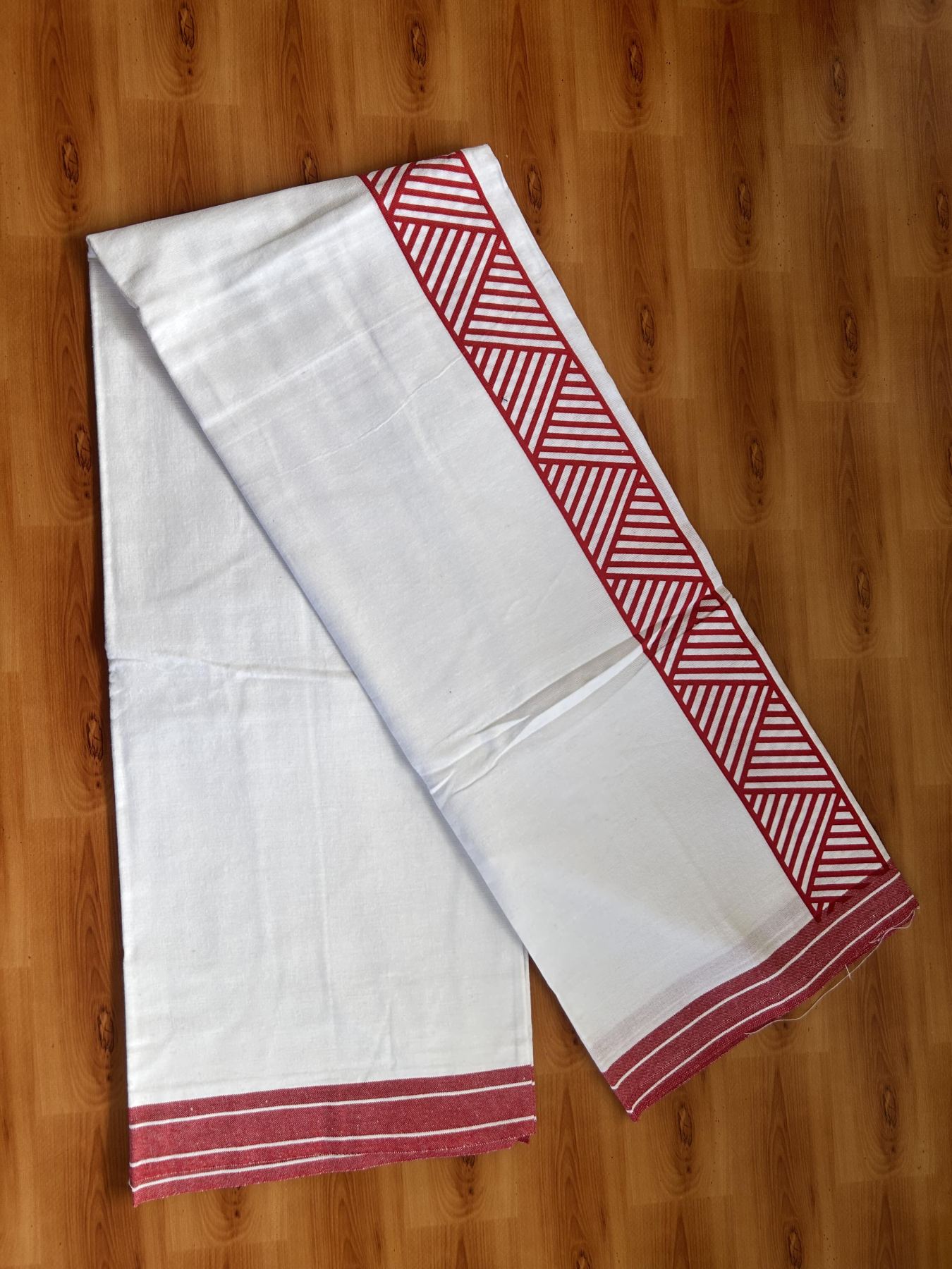 Kaitharikada - Single Kaily / Lungi - Mixed Cotton - 40s twisted - 2.25 inch Red Printed Design kara with White colour body (2 meter / 4 muzham) - 25 KK8055 SAT