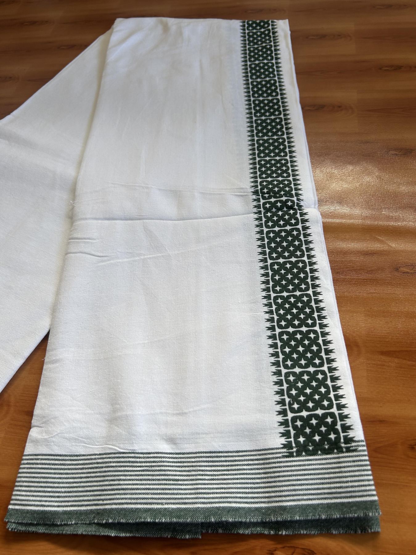 Kaitharikada - Single Kaily / Lungi - Mixed Cotton - 40s twisted - 2 inch Green Printed Design kara with White colour body (2 meter / 4 muzham) - 34 KK8055 SAT