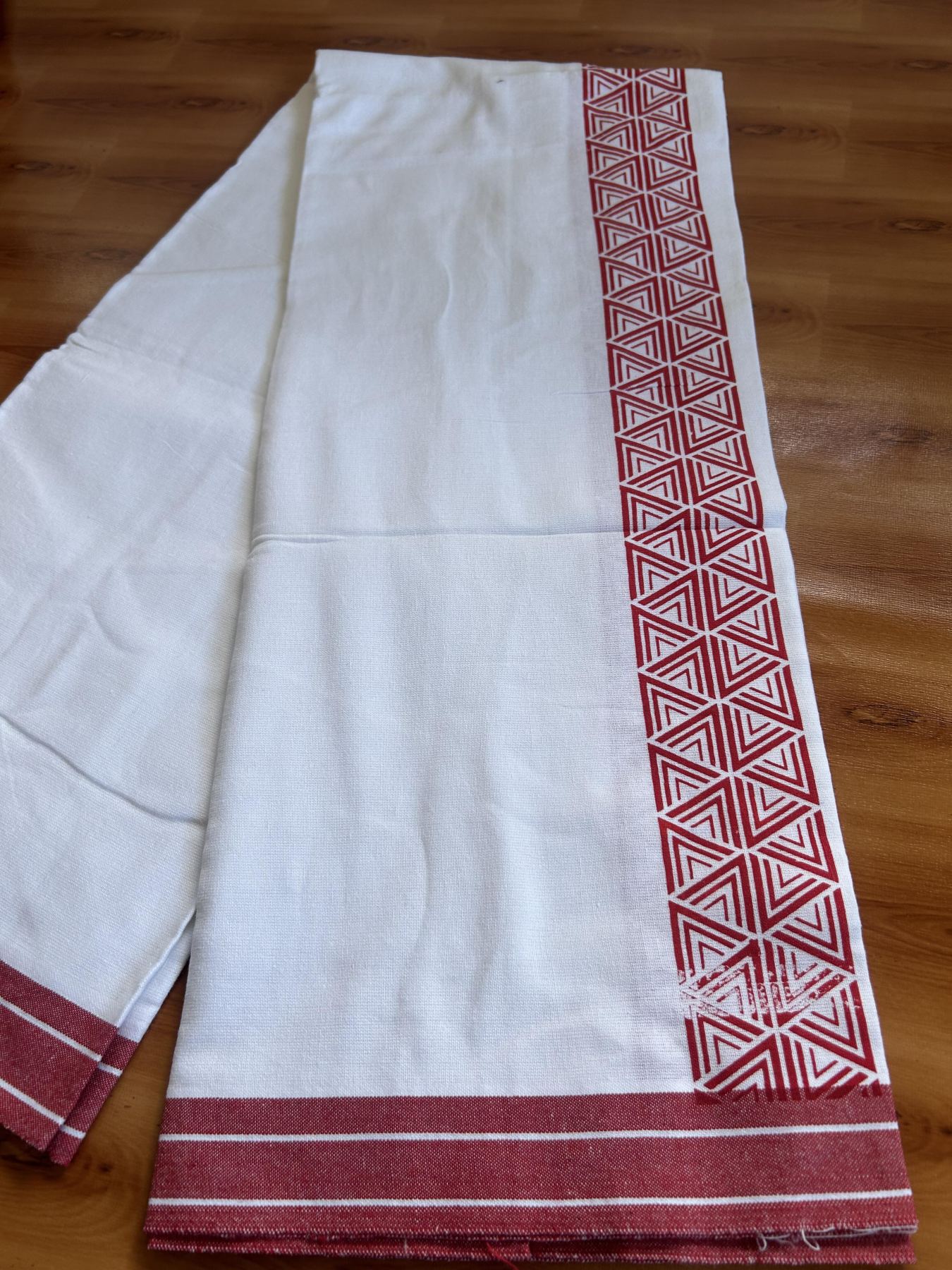 Kaitharikada - Single Kaily / Lungi - Mixed Cotton - 40s twisted - 2.25 inch Red Printed Design kara with White colour body (2 meter / 4 muzham) - 27 KK8055 SAT