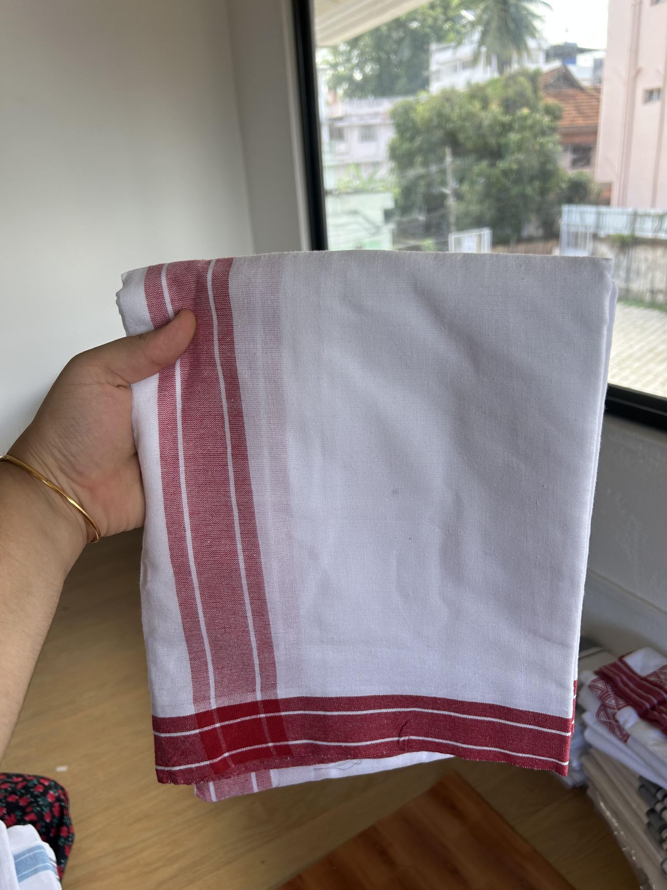Kaitharikada - Single Kaily / Lungi - Mixed Cotton - 40s twisted - 1.75 inch Dark Red kara with White colour body (2 meter / 4 muzham) - 20 KK8055 SAT