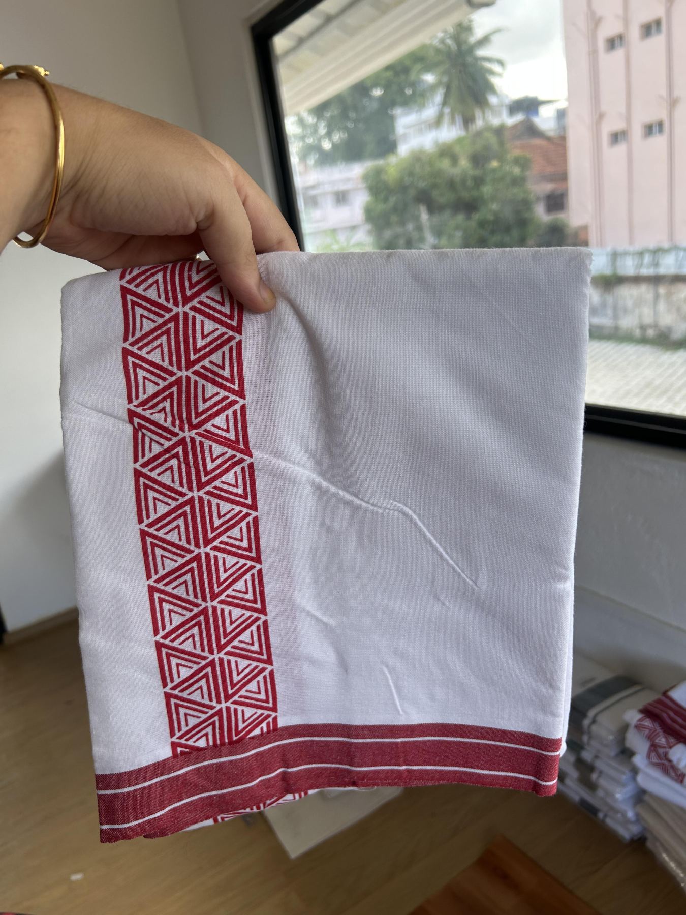 Kaitharikada - Single Kaily / Lungi - Mixed Cotton - 40s twisted - 2.25 inch Red Printed Design kara with White colour body (2 meter / 4 muzham) - 27 KK8055 SAT