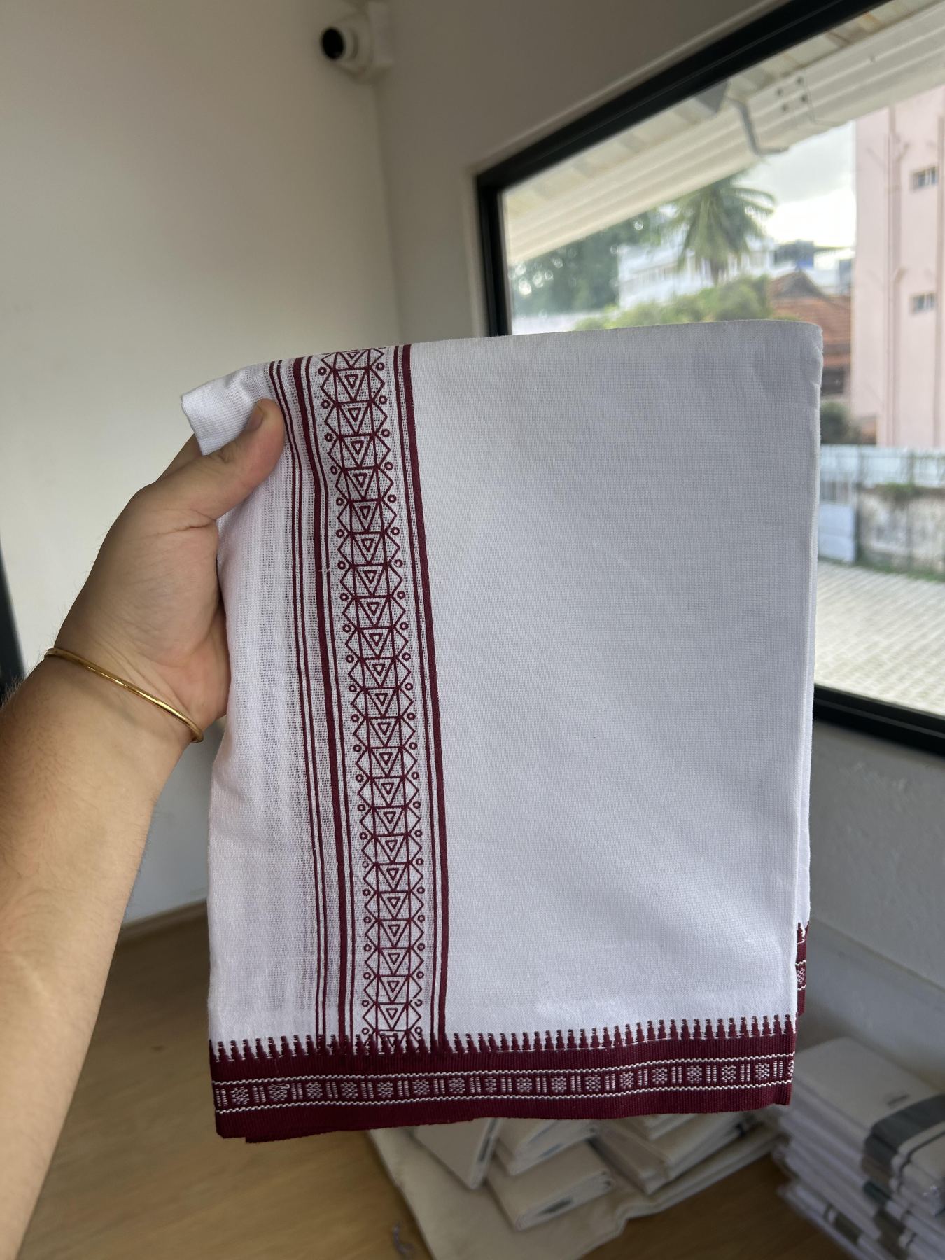 Kaitharikada - Single Kaily / Lungi - Mixed Cotton - 40s twisted - 2 inch Maroon Printed Design kara with Kuppadam Border  White colour body (2 meter / 4 muzham) - 37 KK8055 SAT