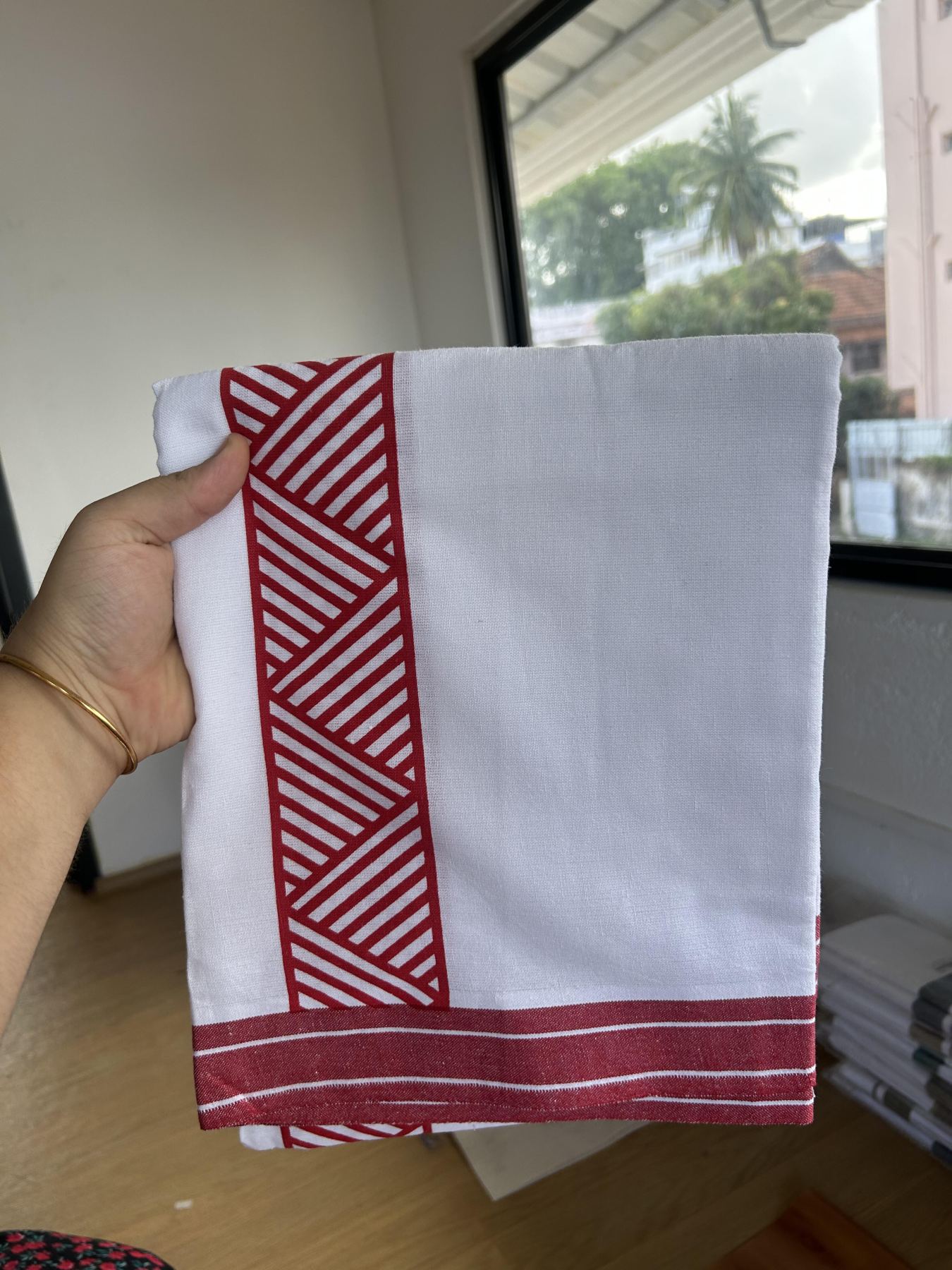 Kaitharikada - Single Kaily / Lungi - Mixed Cotton - 40s twisted - 2.25 inch Red Printed Design kara with White colour body (2 meter / 4 muzham) - 25 KK8055 SAT