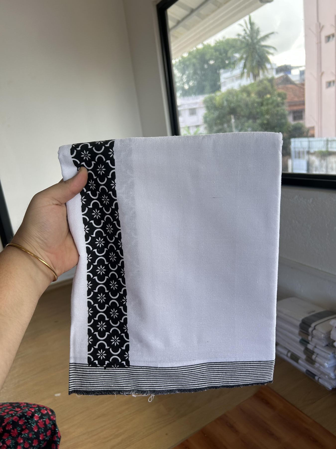Kaitharikada - Single Kaily / Lungi - Mixed Cotton - 40s twisted - 2 inch Black Printed Design kara with White colour body (2 meter / 4 muzham) - 32 KK8055 SAT