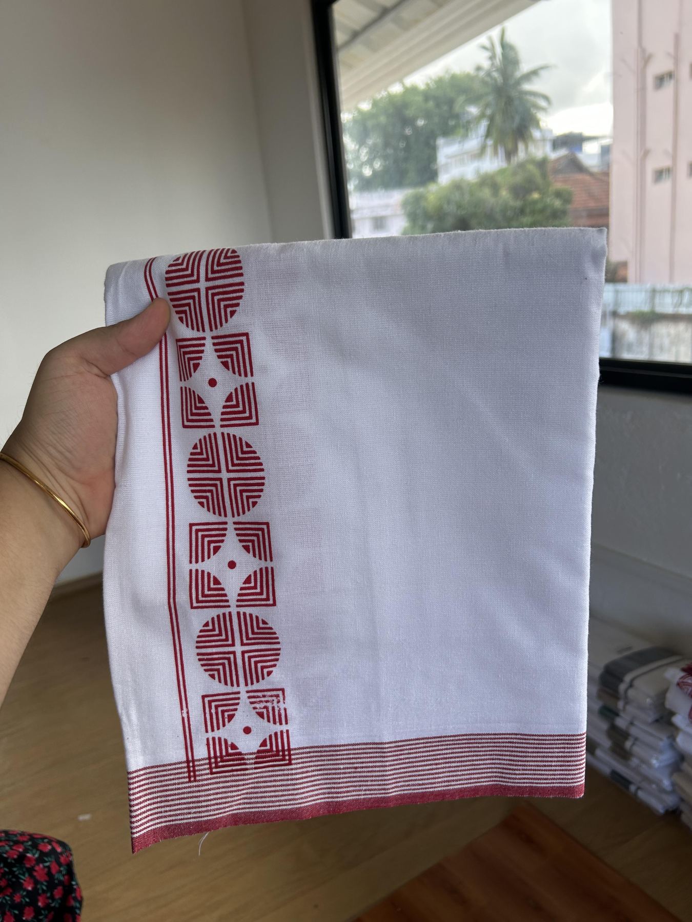 Kaitharikada - Single Kaily / Lungi - Mixed Cotton - 40s twisted - 2.25 inch Red Printed Design kara with White colour body (2 meter / 4 muzham) - 26 KK8055 SAT