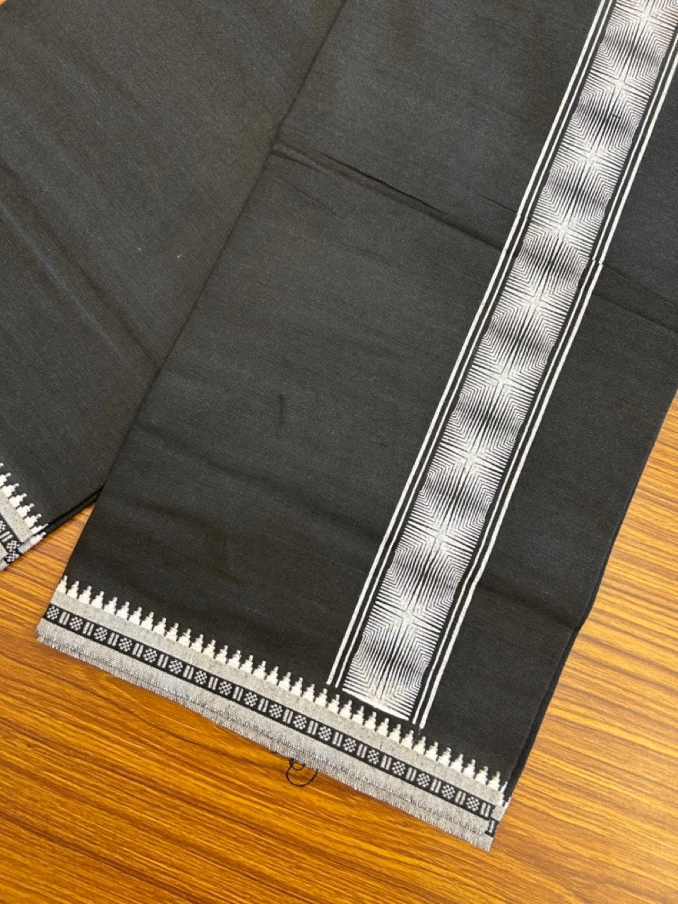 18% Discount! Cotton 80% & Polyester 20% - Kaitharikada Single Black - Kaily / Lungi - 40s - 2 inch Printed kara Kuppadam Border (2 meter / 4 muzham) - 5 KK8040 MUT