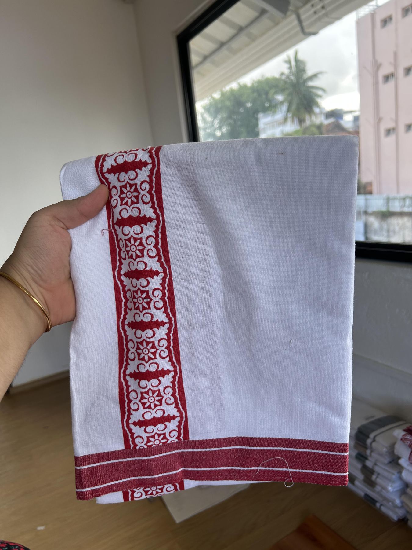 Kaitharikada - Single Kaily / Lungi - Mixed Cotton - 40s twisted - 2.25 inch Red Printed Design kara with White colour body (2 meter / 4 muzham) - 24 KK8055 SAT