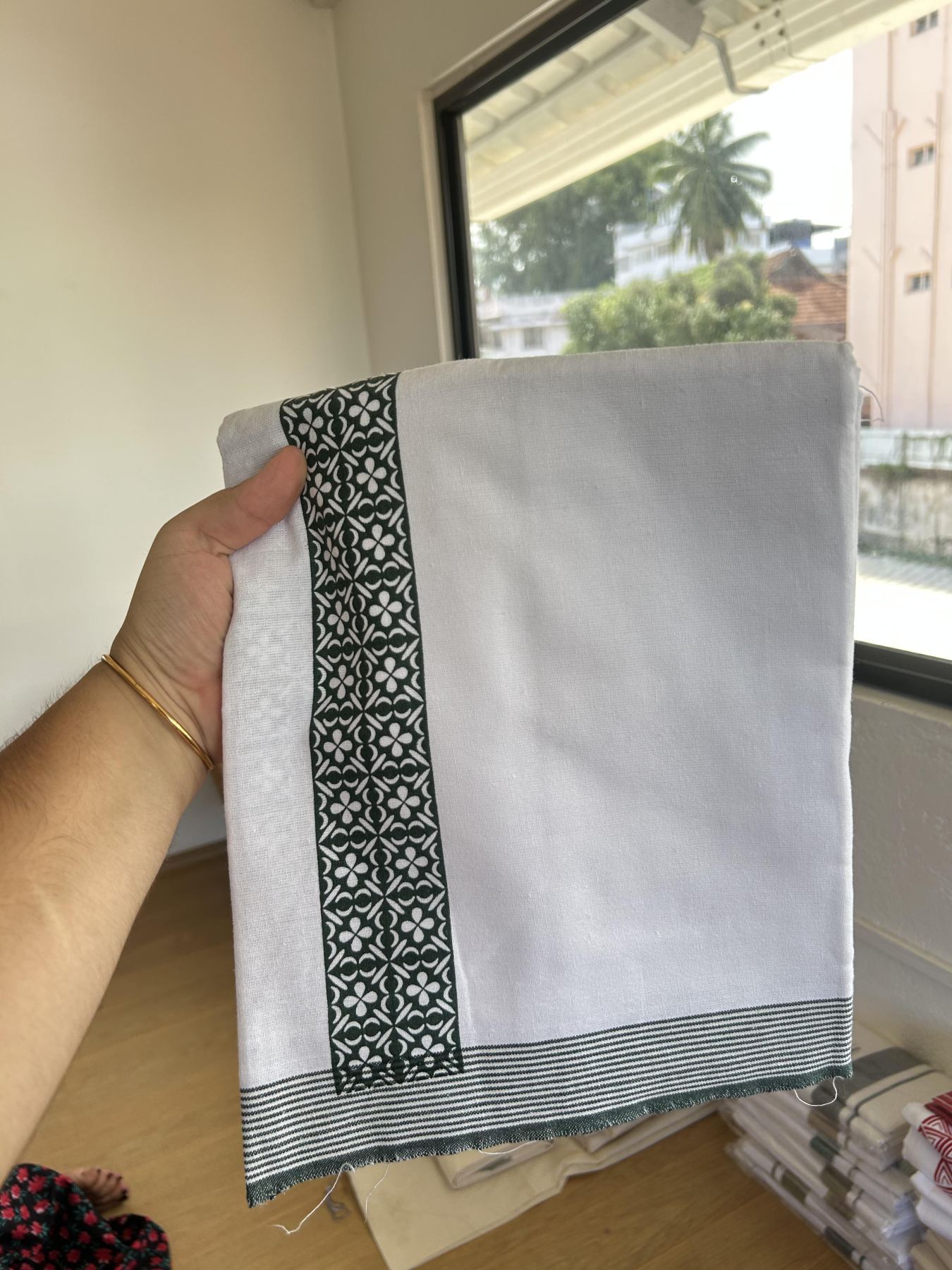 Kaitharikada - Single Kaily / Lungi - Mixed Cotton - 40s twisted - 2 inch Green Printed Design kara with White colour body (2 meter / 4 muzham) - 33 KK8055 SAT