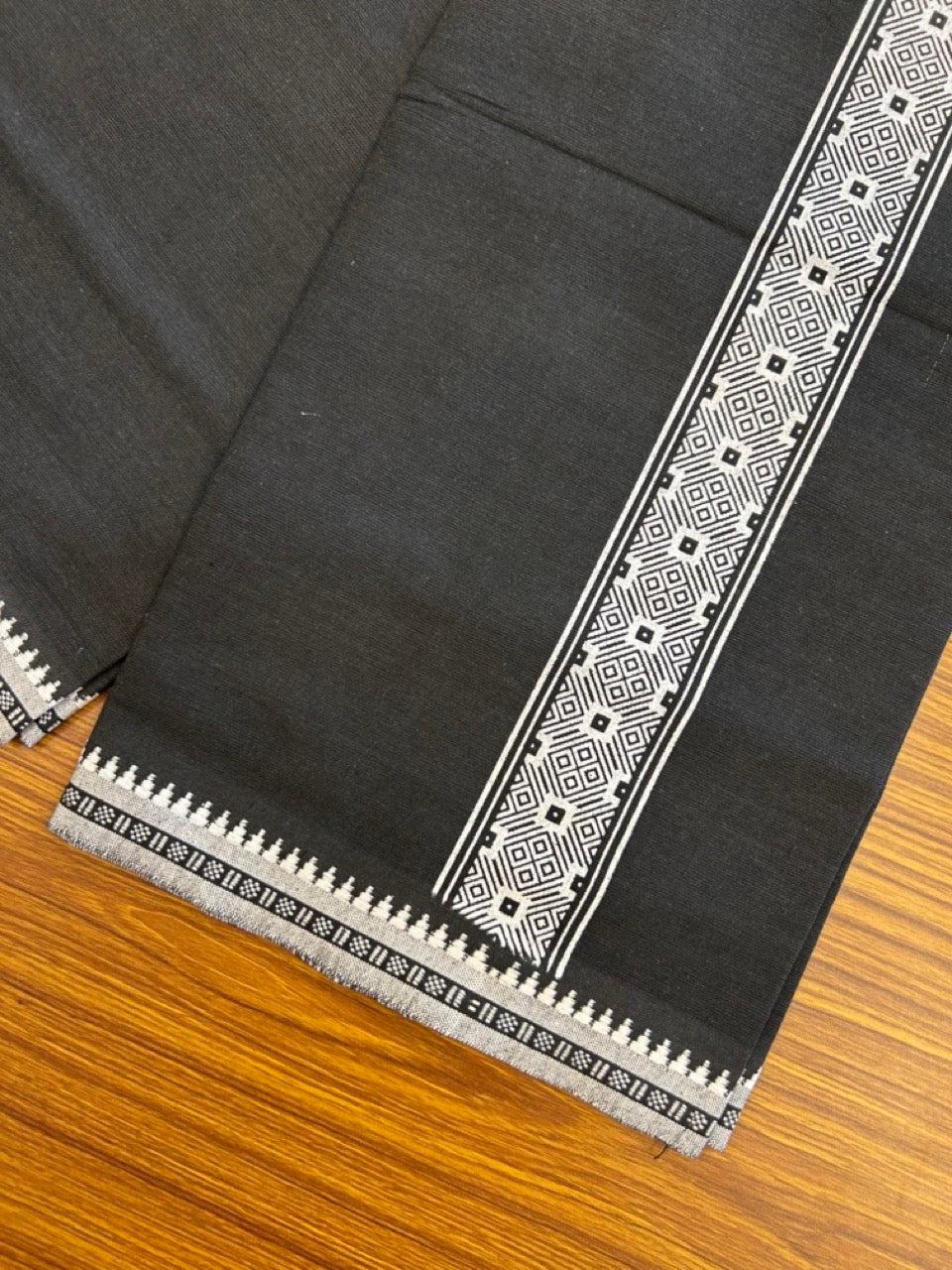 18% Discount! Cotton 80% & Polyester 20% - Kaitharikada Single Black - Kaily / Lungi - 40s - 2 inch Printed kara Kuppadam Border (2 meter / 4 muzham) - 6 KK8040 MUT