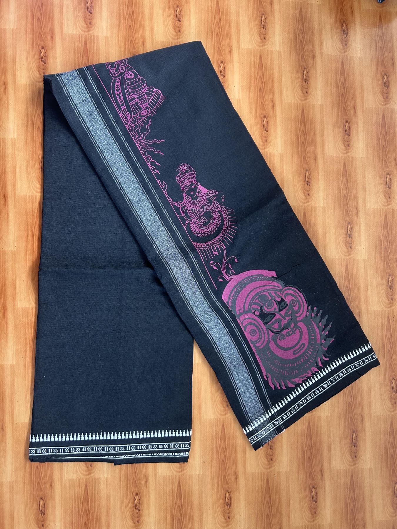 Kaitharikada - Single Kaily / Lungi - Mixed Cotton - 40s twisted - 1.75 inch Magenta Theyyam Design printed kuppadam kara with Black colour body (2 meter / 4 muzham) - 1 KK8055 SAT