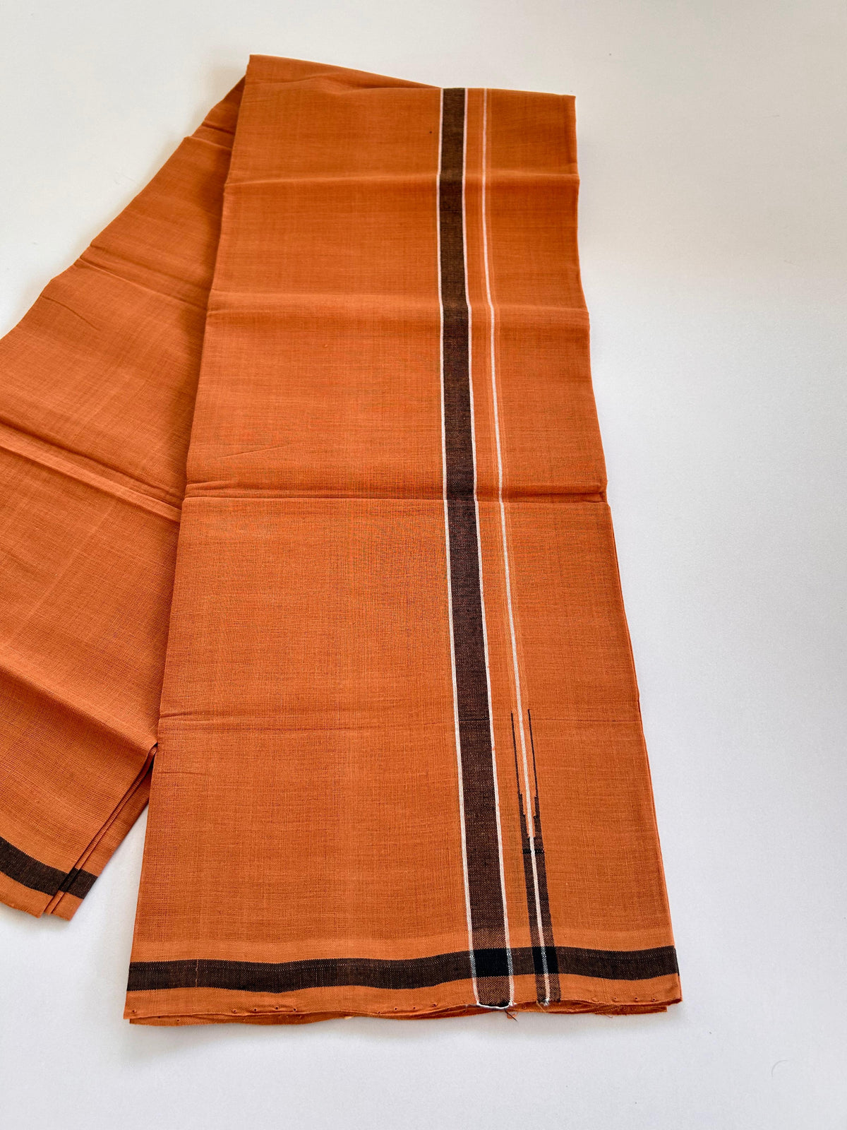Kerala Handloom Single Kaily/Lungi - KaithariKada 100% Pure Cotton - 40s - 2 cm Puliyilakkara Black & White Chutty Kara With Kavi Colour Body - (2 meter / 4 muzham) - 40 KK8081 ELA