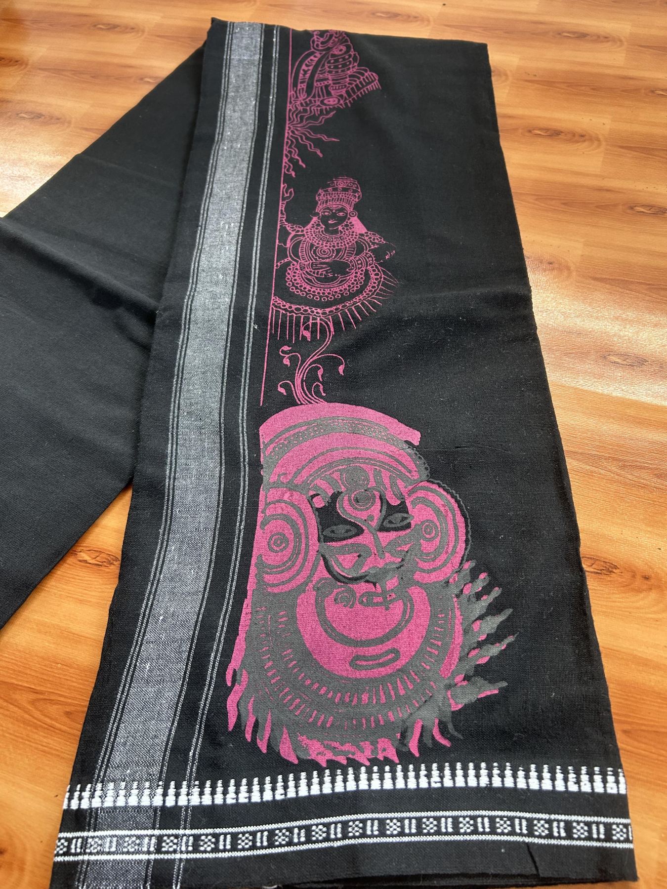 Kaitharikada - Single Kaily / Lungi - Mixed Cotton - 40s twisted - 1.75 inch Magenta Theyyam Design printed kuppadam kara with Black colour body (2 meter / 4 muzham) - 1 KK8055 SAT