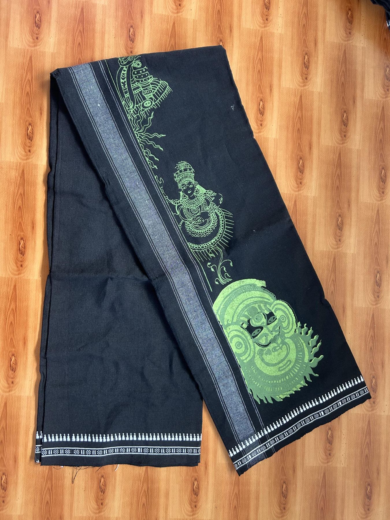 Kaitharikada - Single Kaily / Lungi - Mixed Cotton - 40s twisted - 1.75 inch Green Theyyam Design printed kuppadam kara with Black colour body (2 meter / 4 muzham) - 4 KK8055 SAT