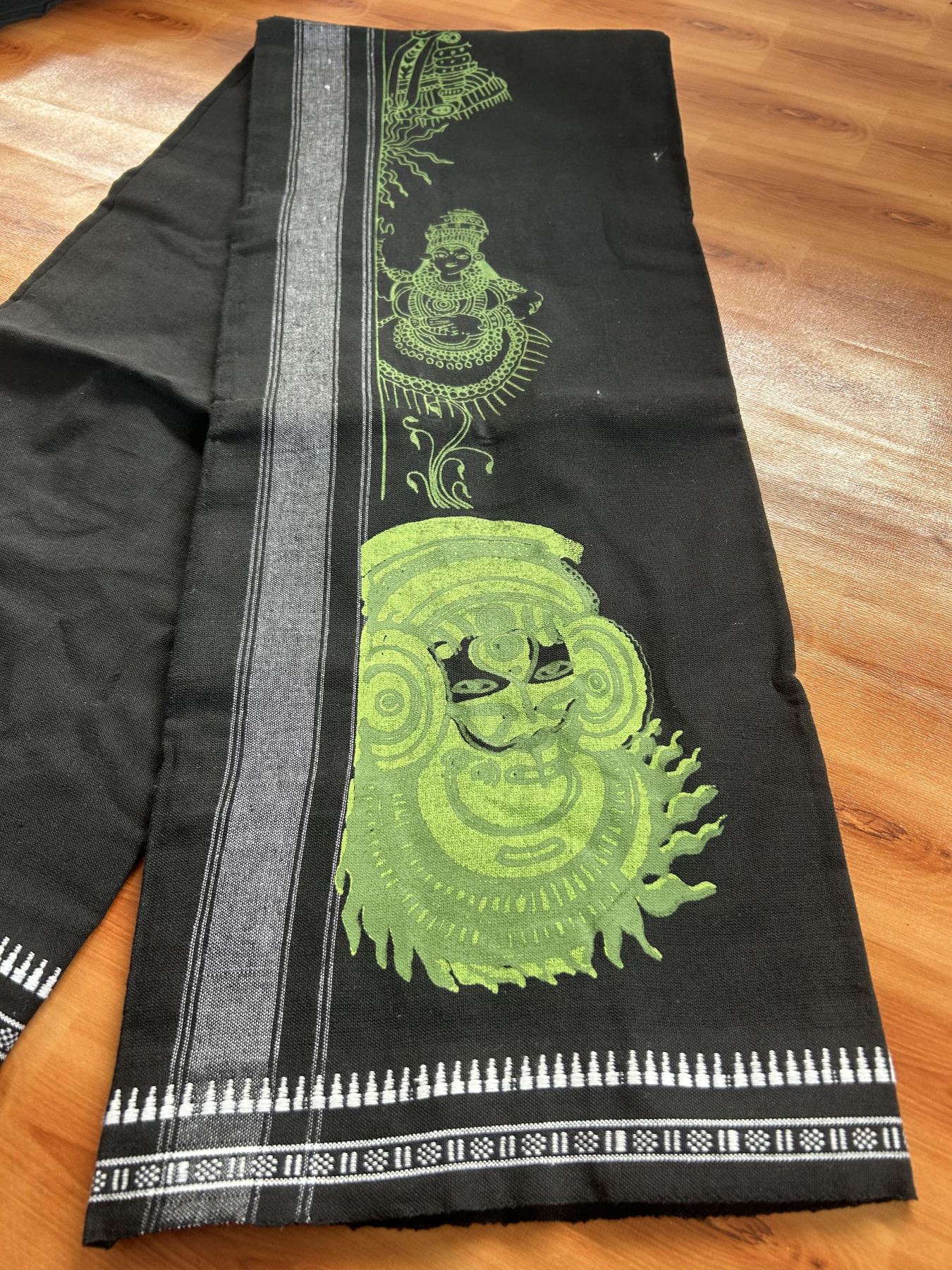 Kaitharikada - Single Kaily / Lungi - Mixed Cotton - 40s twisted - 1.75 inch Green Theyyam Design printed kuppadam kara with Black colour body (2 meter / 4 muzham) - 4 KK8055 SAT