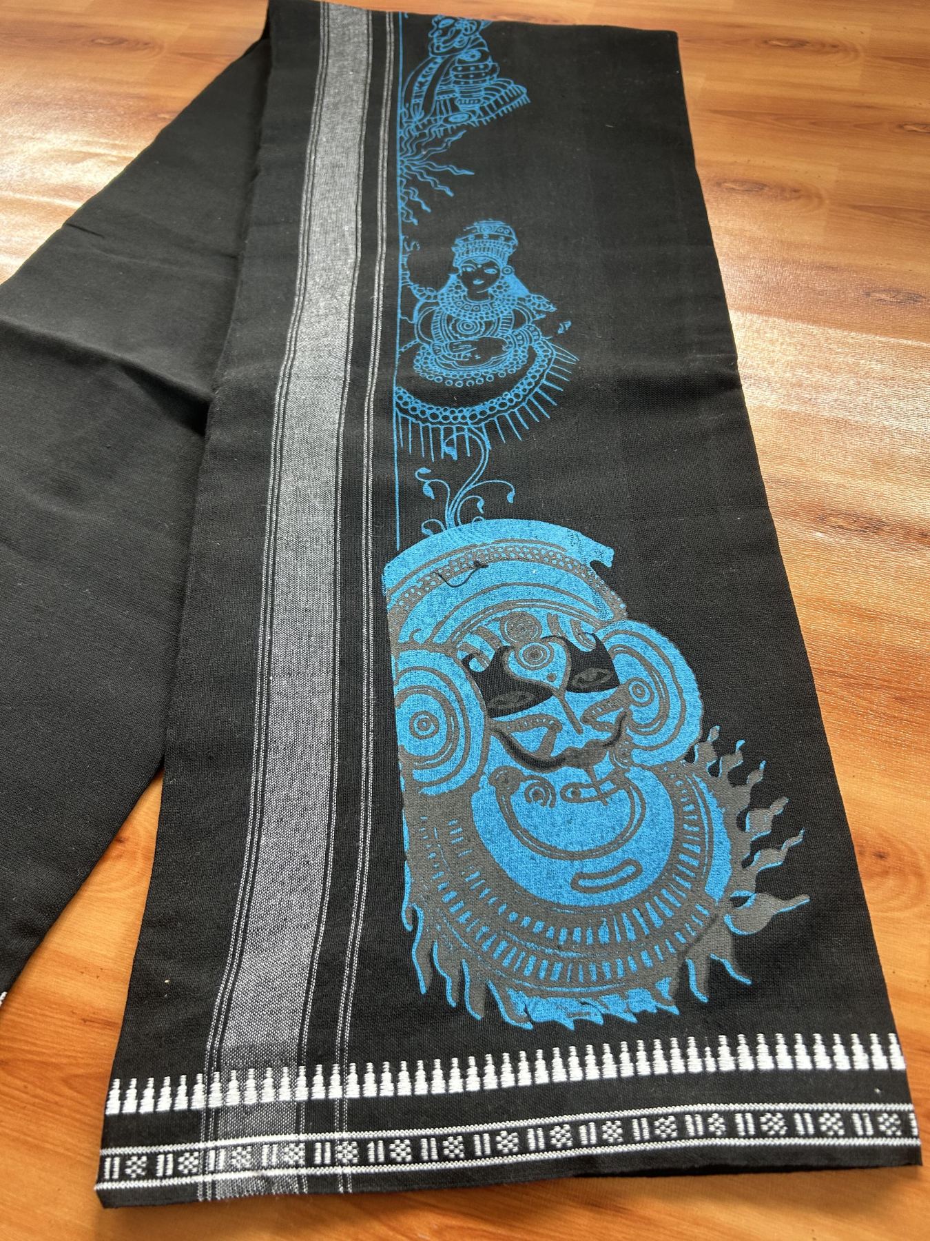 Kaitharikada - Single Kaily / Lungi - Mixed Cotton - 40s twisted - 1.75 inch  Blue Theyyam Design printed kuppadam kara with Black colour body (2 meter / 4 muzham) - 7 KK8055 SAT