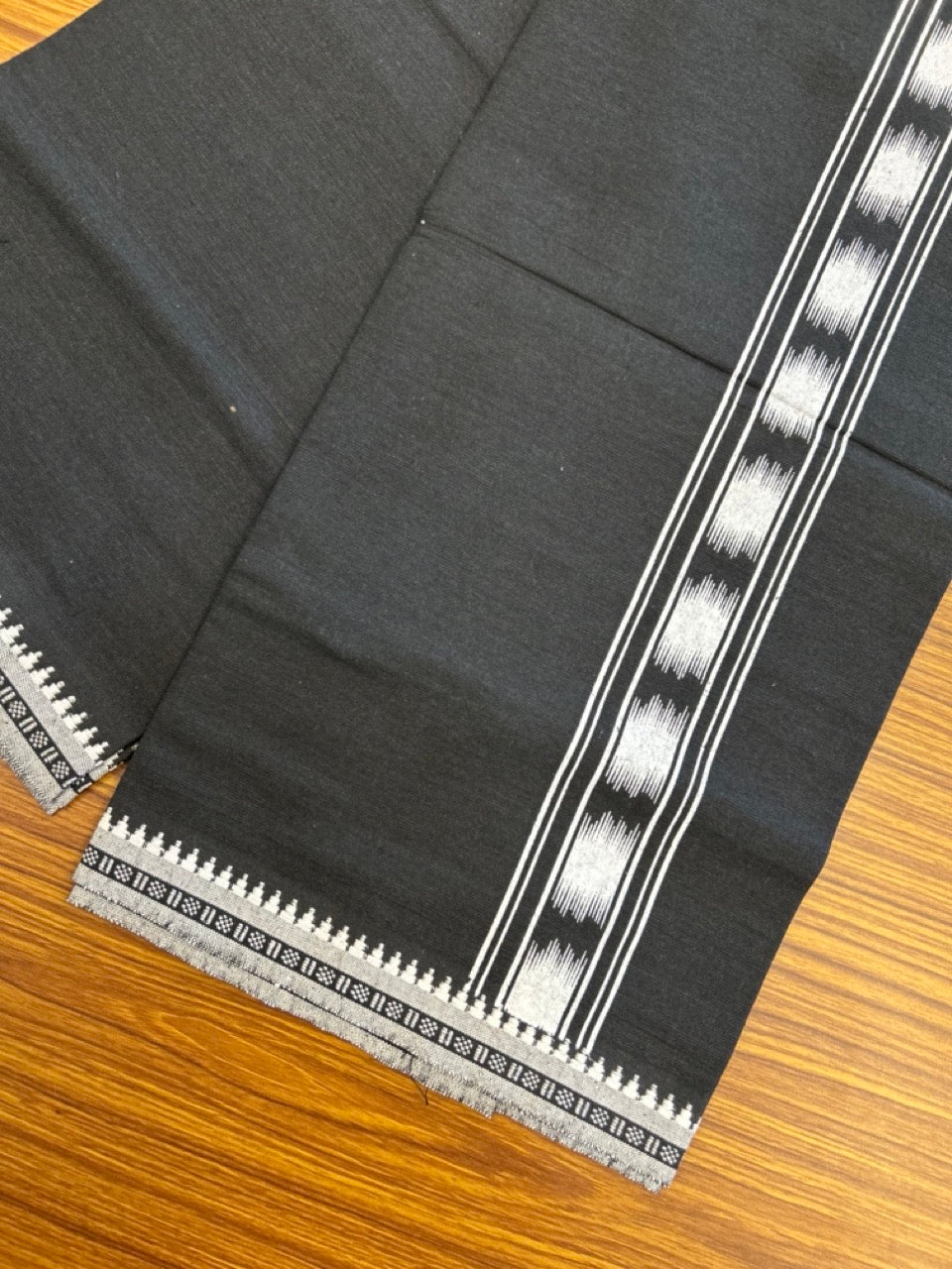 18% Discount! Cotton 80% & Polyester 20% - Kaitharikada Single Black - Kaily / Lungi - 40s - 2 inch Printed kara Kuppadam Border (2 meter / 4 muzham) - 3 KK8040 MUT