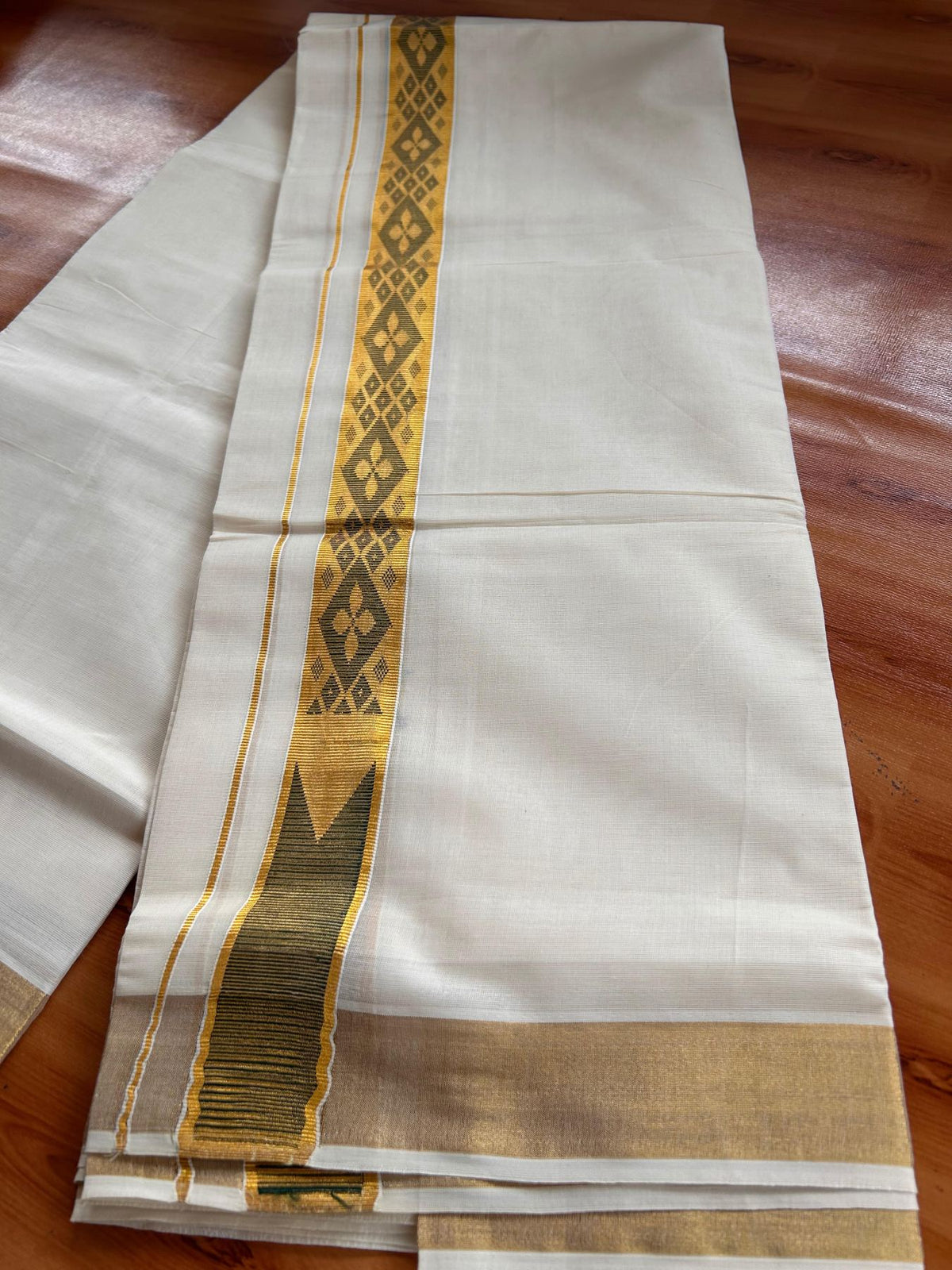 Double Off White (Unbleached) Mund/Dhoti - 20% Discount! KaithariKada Mixed Cotton - 60s - 1.5 inch Dark Green Gold Kasav Jacquard Design Chutty Kara 4 mtr (8.5 Muzham) - 1 KK5520 PMC