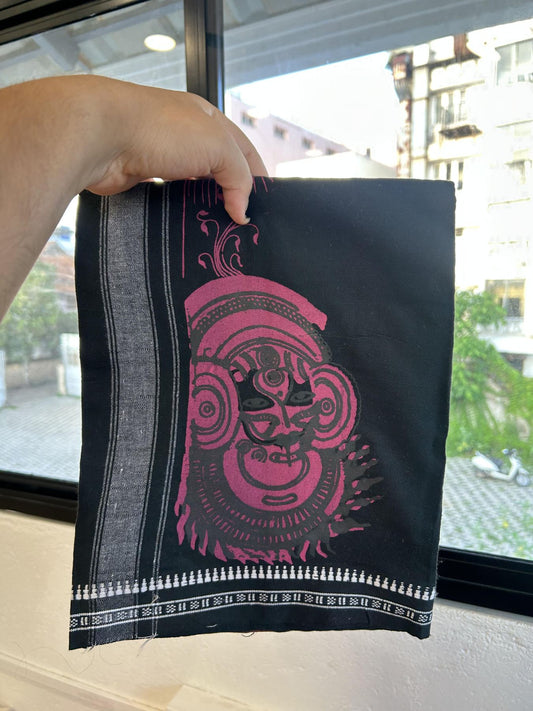 Kaitharikada - Single Kaily / Lungi - Mixed Cotton - 40s twisted - 1.75 inch Magenta Theyyam Design printed kuppadam kara with Black colour body (2 meter / 4 muzham) - 1 KK8055 SAT