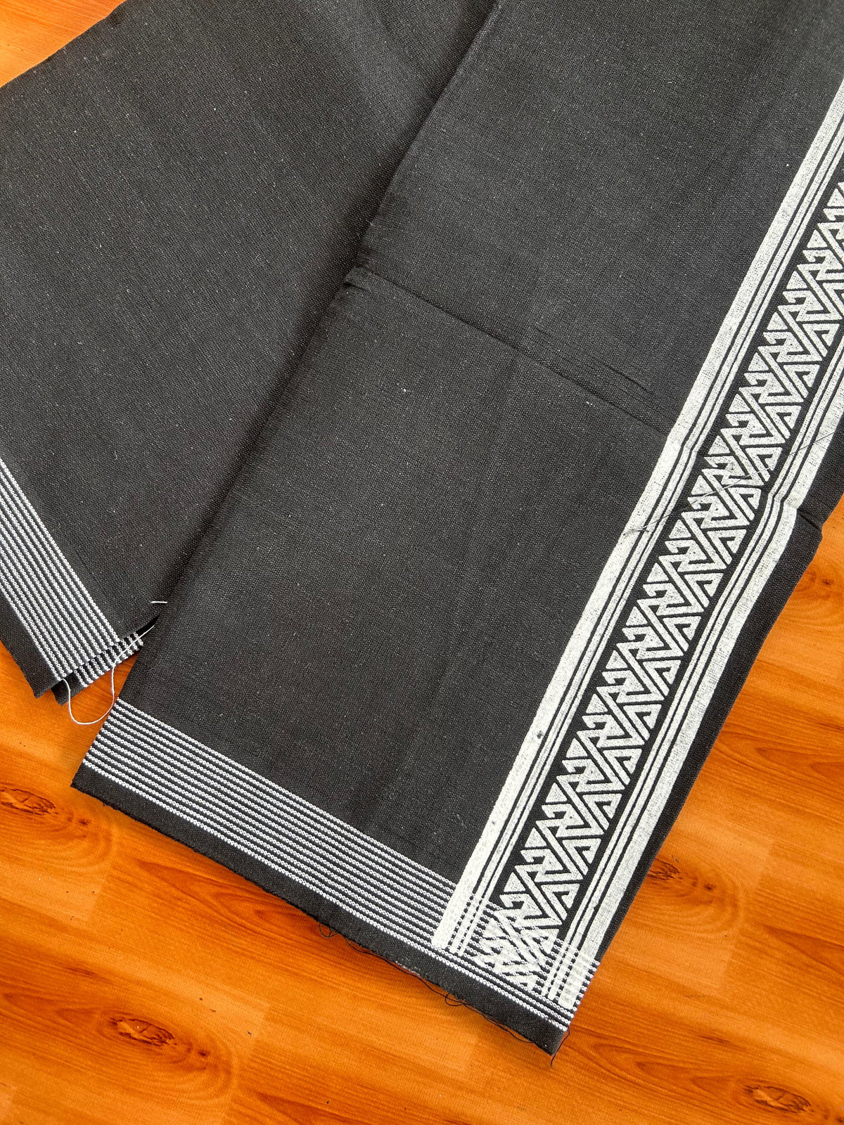 Kaitharikada - Single Kaily / Lungi - Mixed Cotton - 2/40s twisted - 2.5 inch White Printed kara with Black colour body (2 meter / 4 muzham) - 3 KK8082 SAT