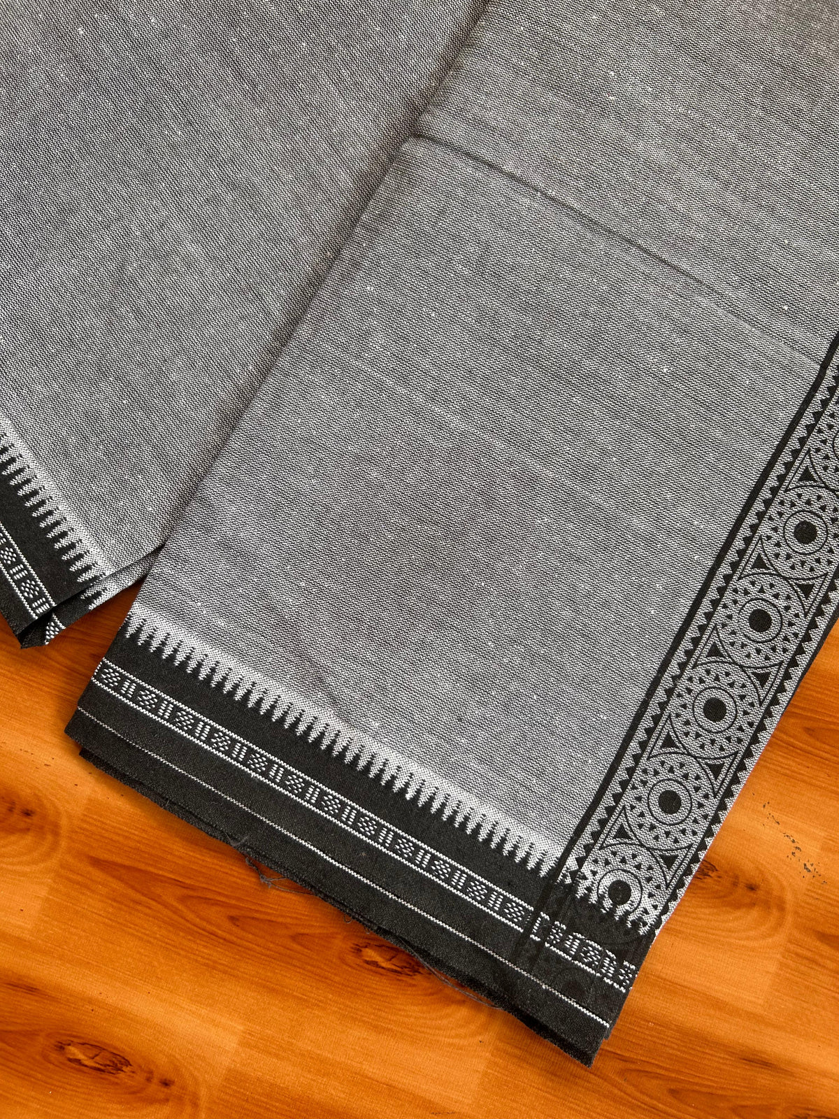 Kaitharikada - Single Kaily / Lungi - Mixed Cotton - 20s twisted - 2 inch Black Printed kara with White & Black Shaded colour body (2 meter / 4 muzham) - 7 KK8082 SAT