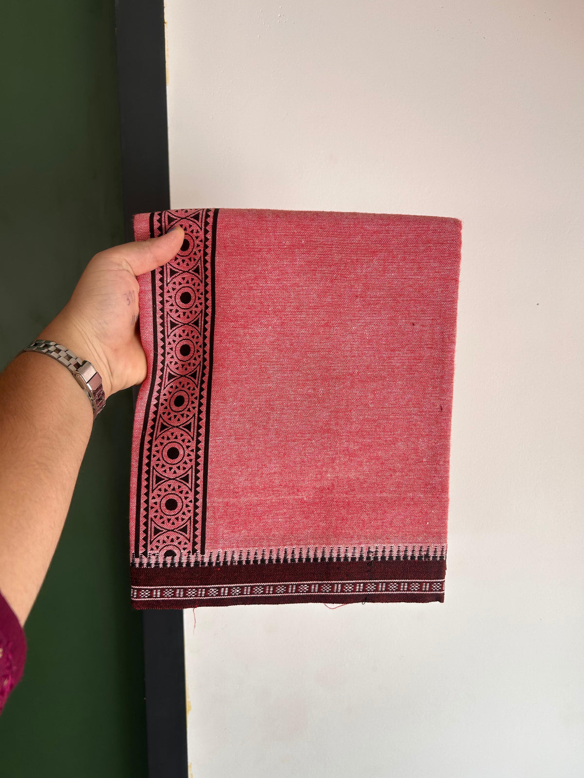 Kaitharikada - Single Kaily / Lungi - Mixed Cotton - 20s twisted - 2 inch Dark Brown Printed kara with White & Magenta Red Shaded colour body (2 meter / 4 muzham) - 11 KK8082 SAT