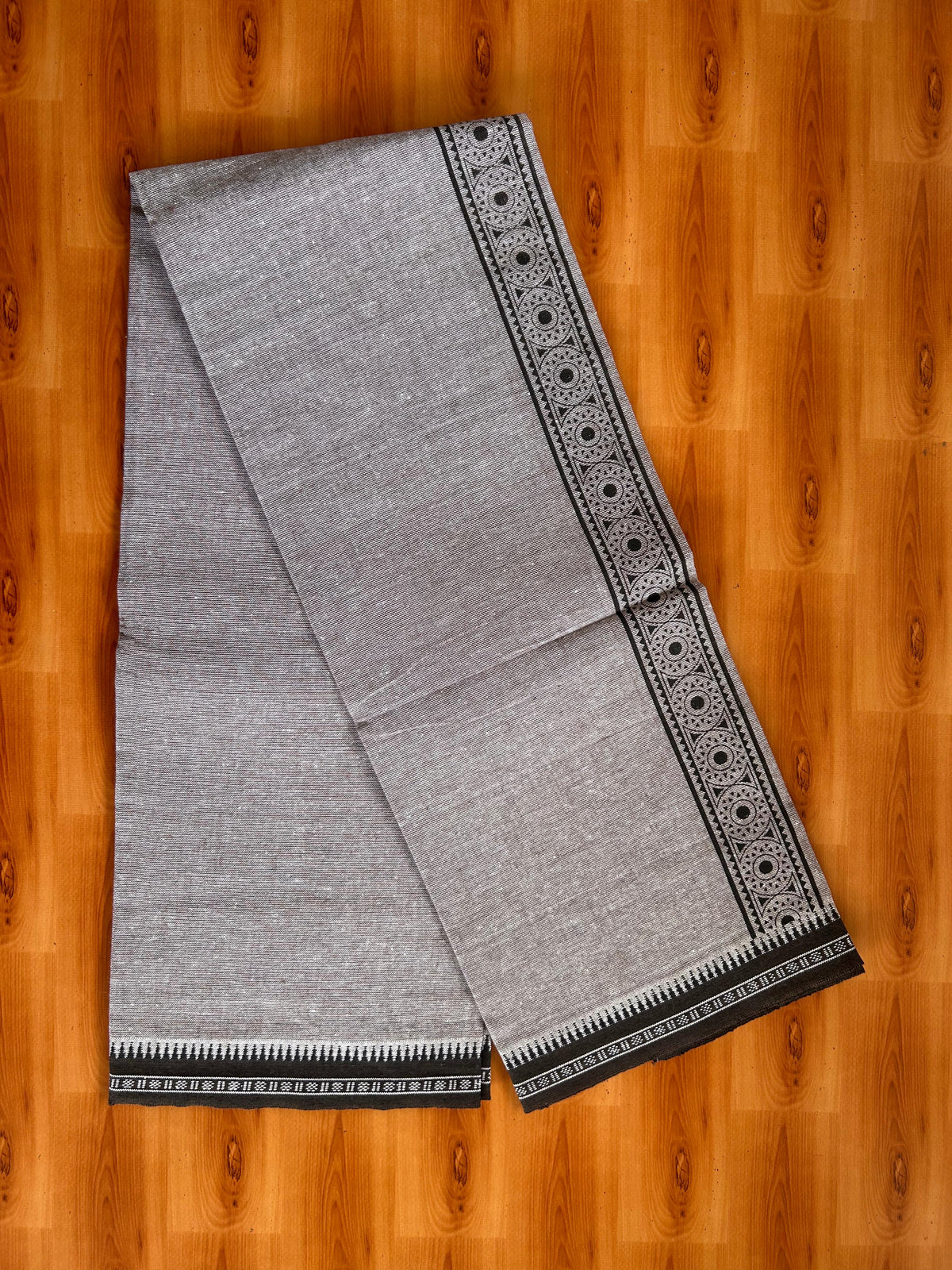 Kaitharikada - Single Kaily / Lungi - Mixed Cotton - 20s twisted - 2 inch Black Printed kara with White & Brown Shaded colour body (2 meter / 4 muzham) - 8 KK8082 SAT