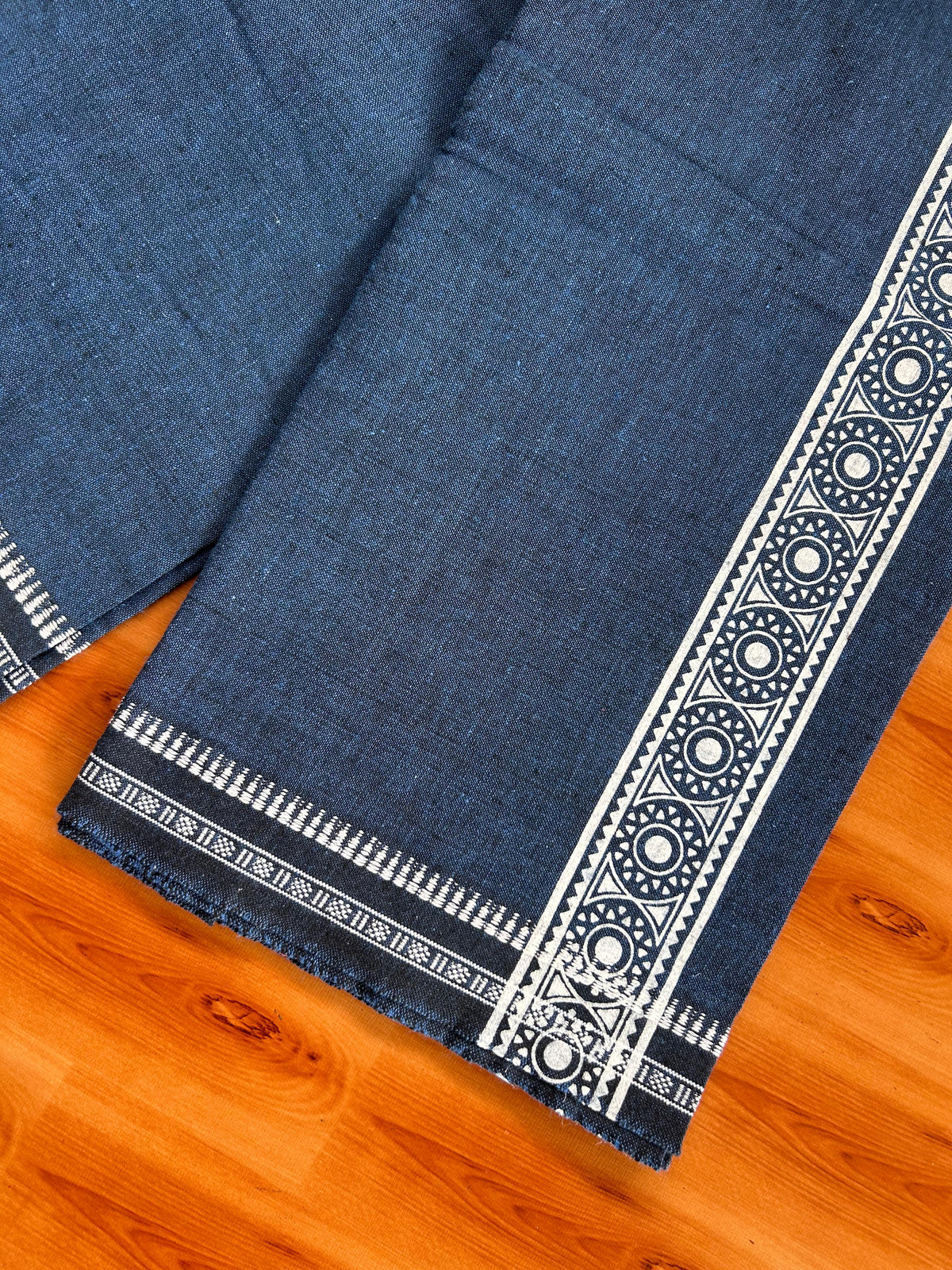 Kaitharikada - Single Kaily / Lungi - Mixed Cotton - 20s twisted - 2 inch White Printed kara with Navy Blue & Black Shaded colour body (2 meter / 4 muzham) - 13 KK8082 SAT