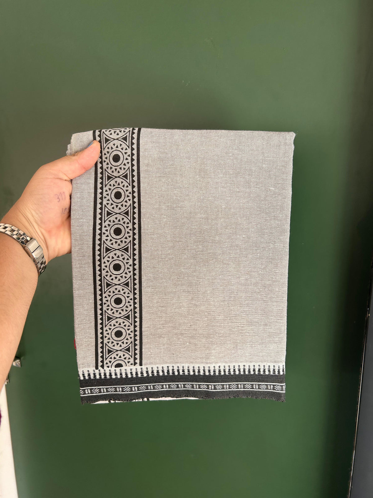 Kaitharikada - Single Kaily / Lungi - Mixed Cotton - 20s twisted - 2 inch Black Printed kara with White & Beig Shaded colour body (2 meter / 4 muzham) - 10 KK8082 SAT