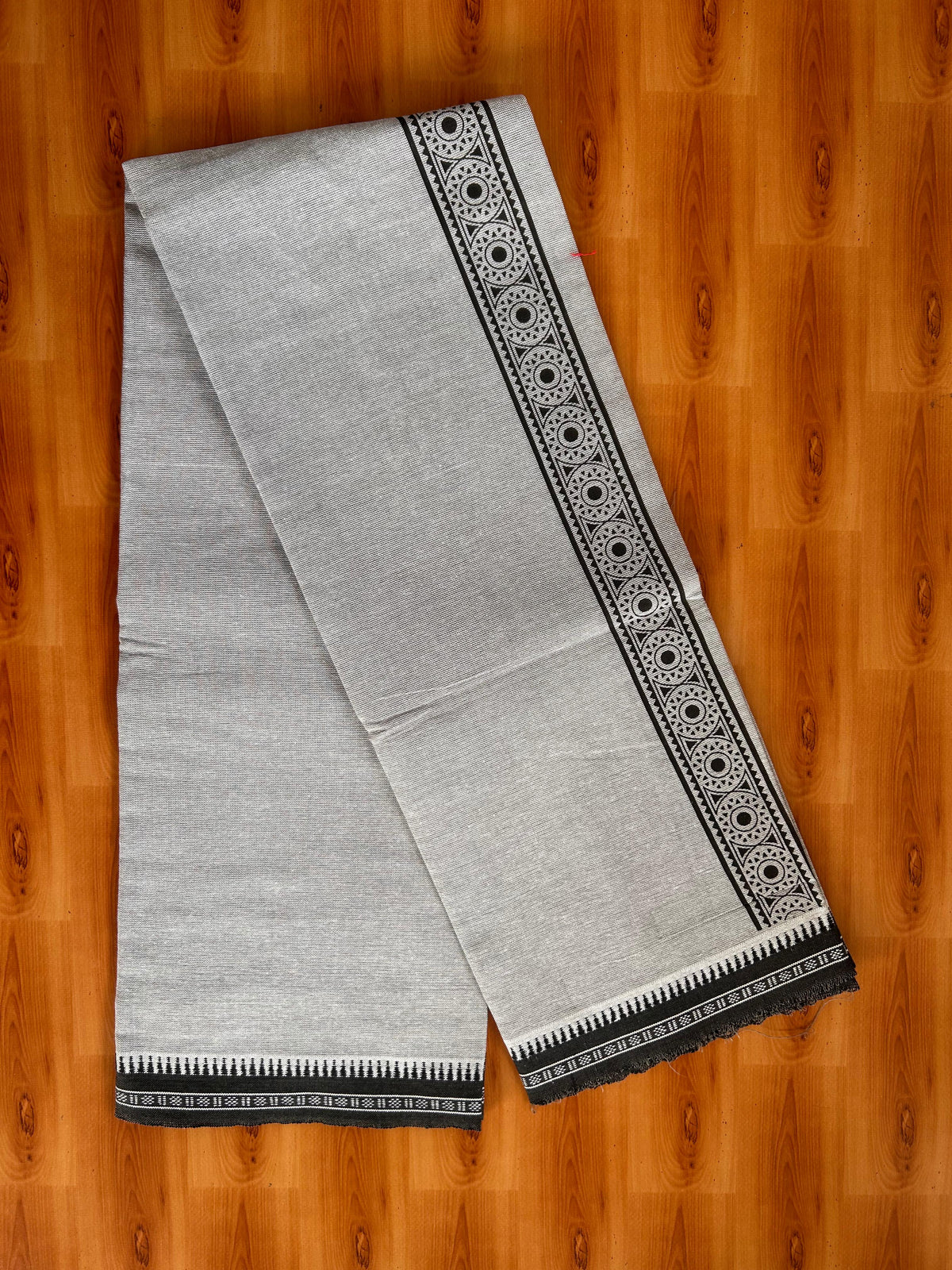 Kaitharikada - Single Kaily / Lungi - Mixed Cotton - 20s twisted - 2 inch Black Printed kara with White & Beig Shaded colour body (2 meter / 4 muzham) - 10 KK8082 SAT