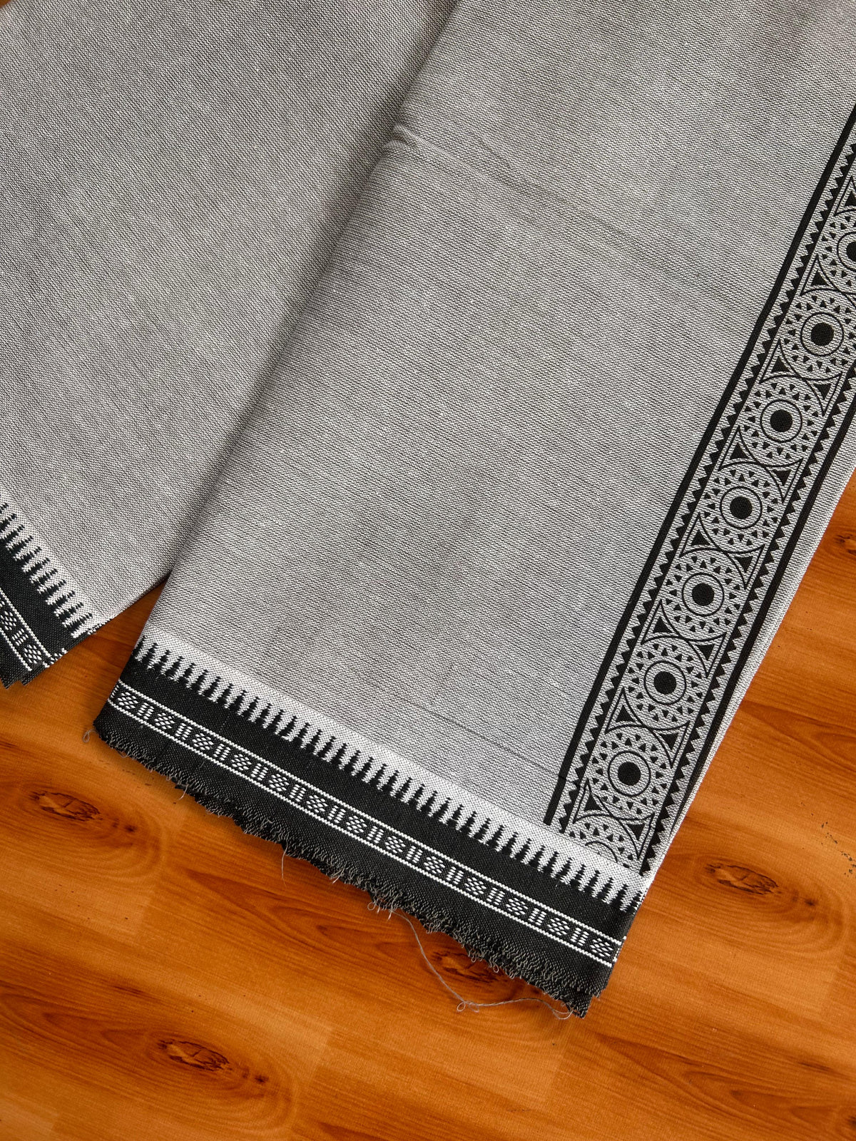 Kaitharikada - Single Kaily / Lungi - Mixed Cotton - 20s twisted - 2 inch Black Printed kara with White & Beig Shaded colour body (2 meter / 4 muzham) - 10 KK8082 SAT