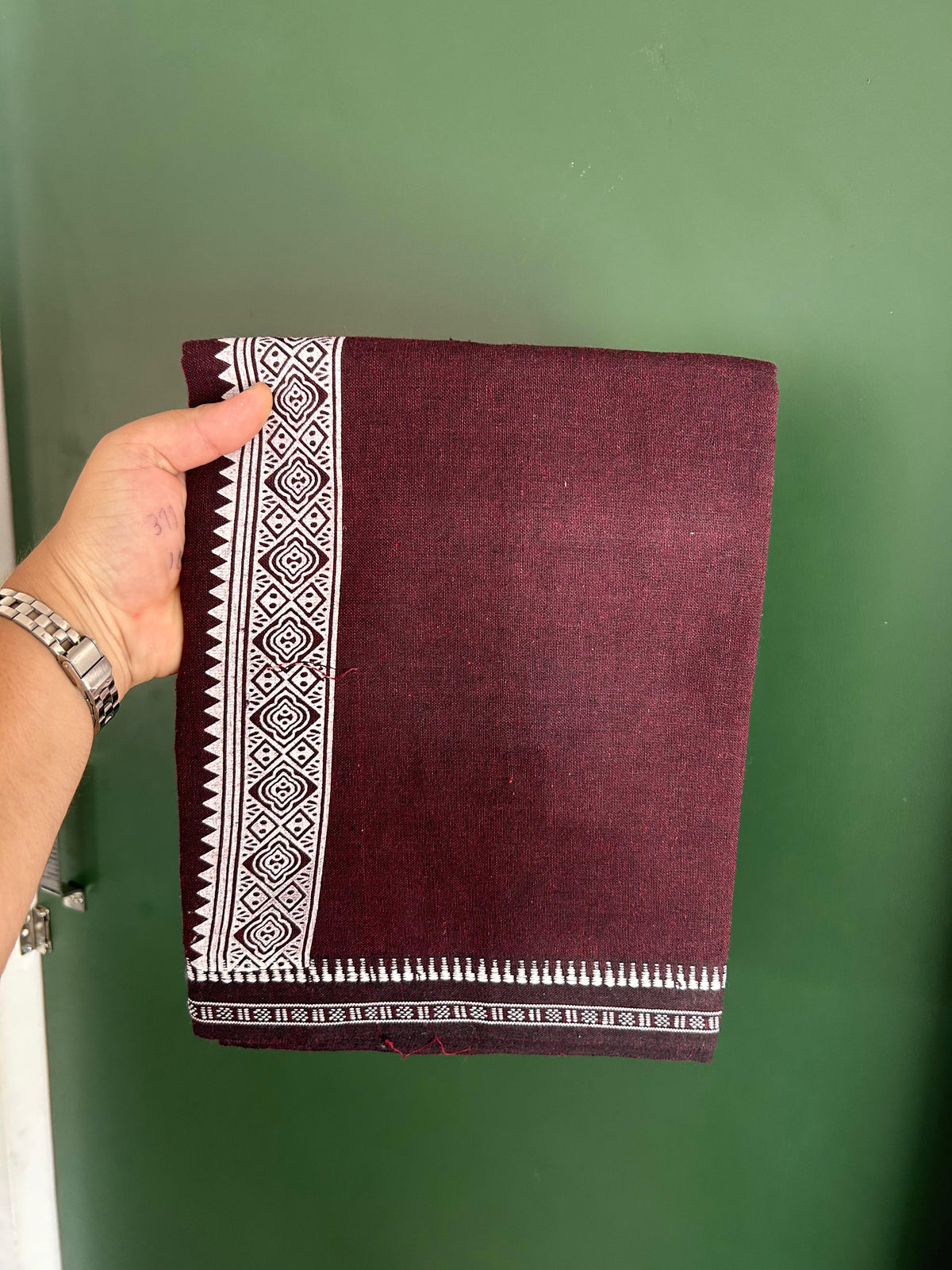 Kaitharikada - Single Kaily / Lungi - Mixed Cotton - 20s twisted - 1.5 inch White Printed kara with Maroon & Black Shaded colour body (2 meter / 4 muzham) - 21 KK8082 SAT