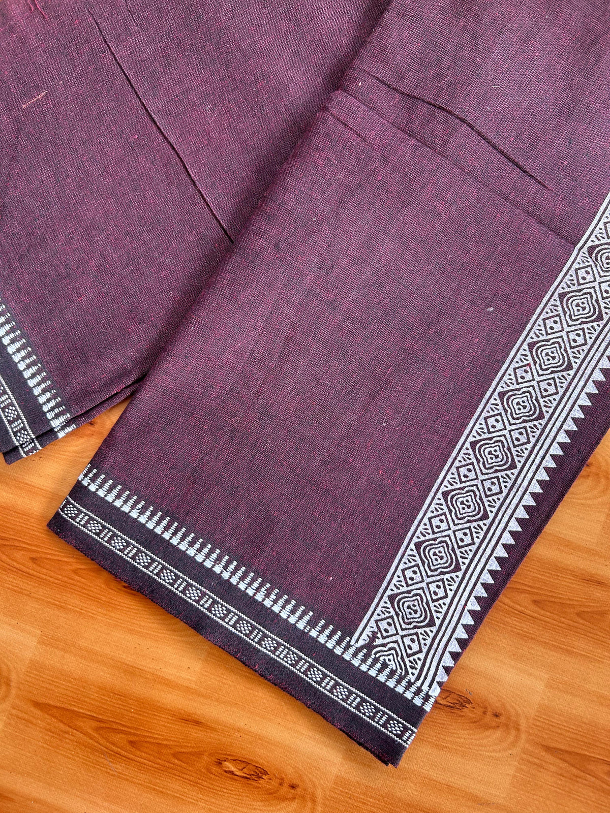 Kaitharikada - Single Kaily / Lungi - Mixed Cotton - 20s twisted - 1.5 inch White Printed kara with Maroon & Black Shaded colour body (2 meter / 4 muzham) - 21 KK8082 SAT