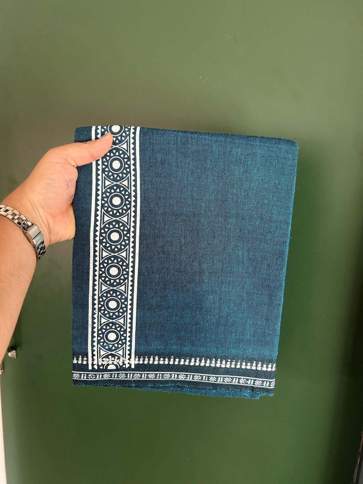 Kaitharikada - Single Kaily / Lungi - Mixed Cotton - 20s twisted - 2 inch White Printed kara with Peacock Blue & Black Shaded colour body (2 meter / 4 muzham) - 17 KK8082 SAT